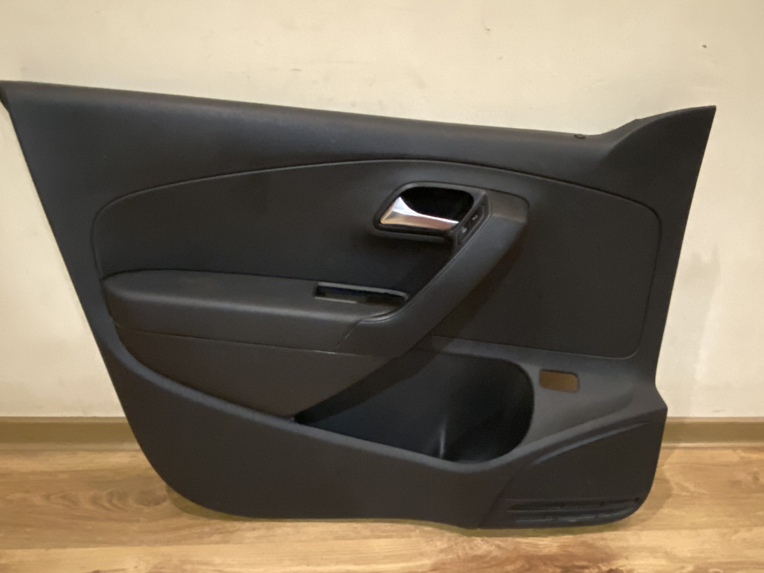 17815082 обшивка двери передняя левая vw polo 2016 (1)