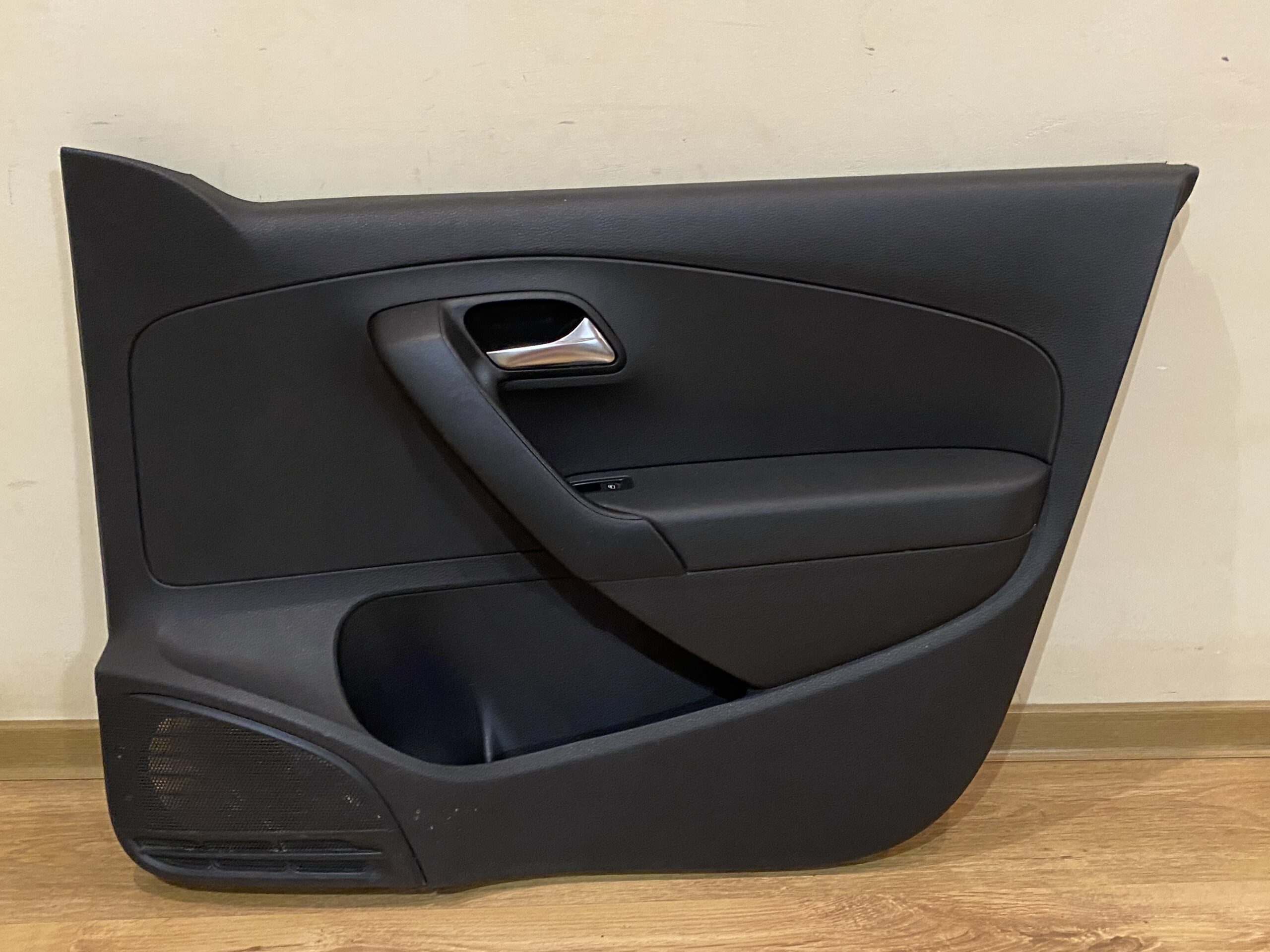 17815083 обшивка двери передняя правая vw polo 2016 (1)