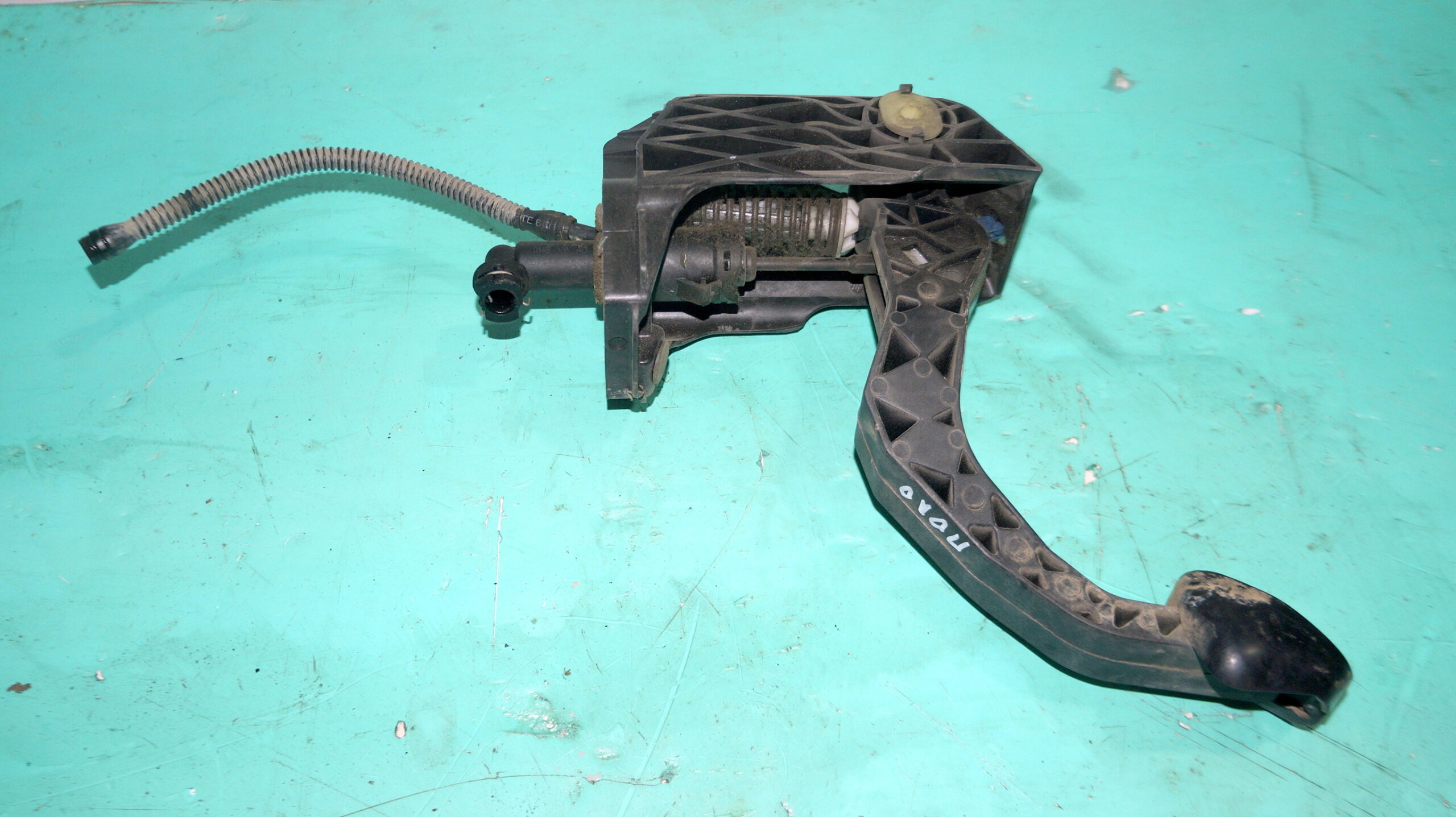 17815090 педаль сцепления в сборе с цилиндром vw polo 2016 (1)