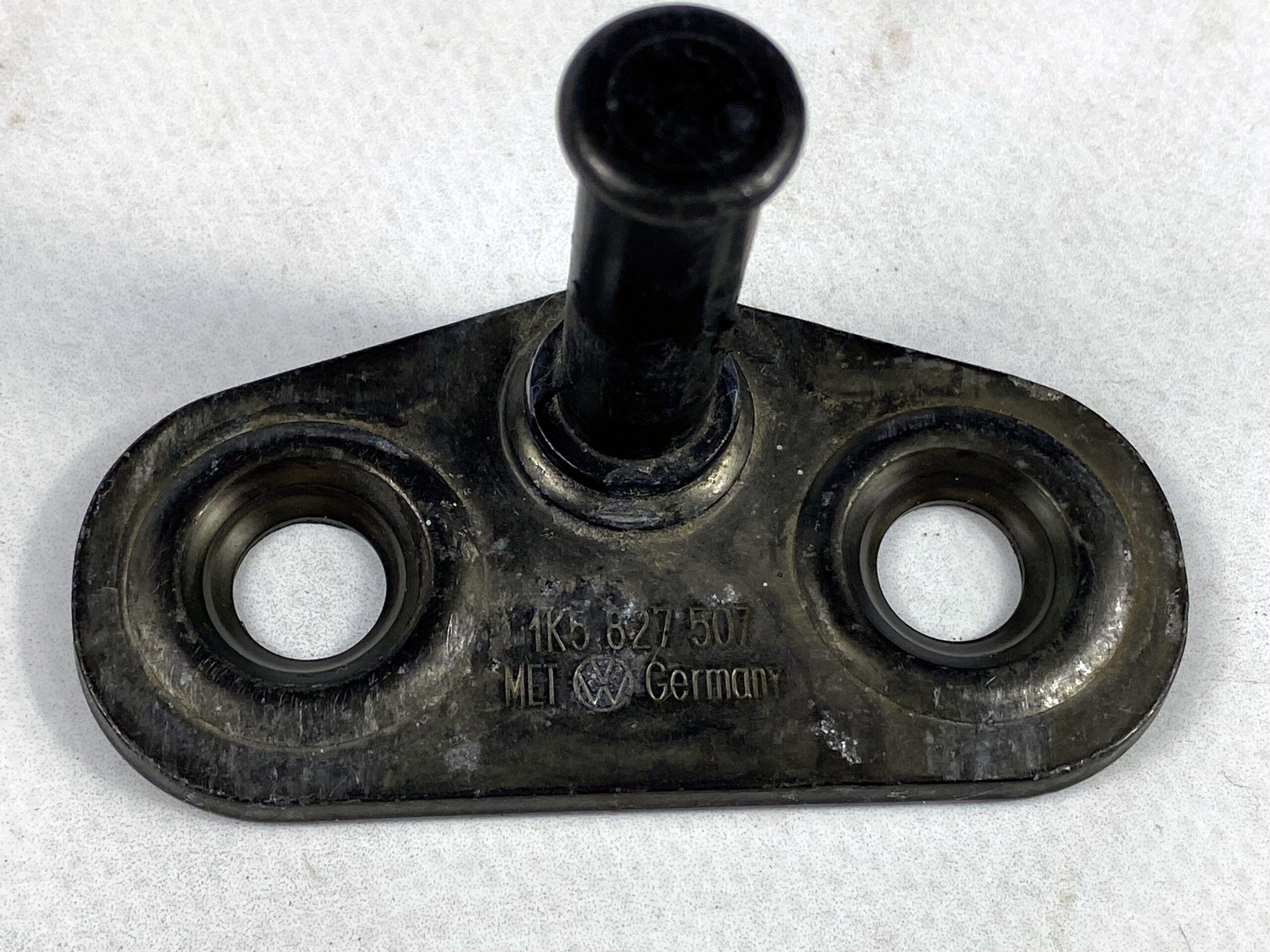 17815093 петля замка багажника ответная часть vw polo 2016 (1)