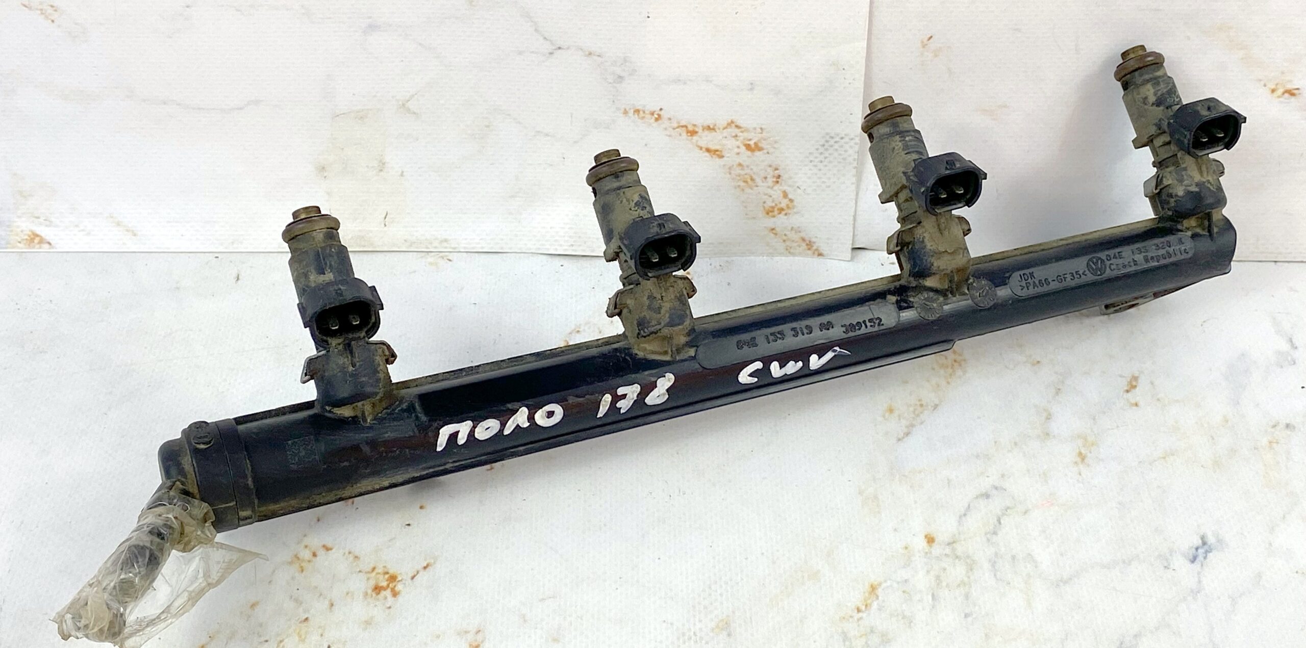 17815116 рампа топливная с форсунками как на фото vw polo 2016 (1)