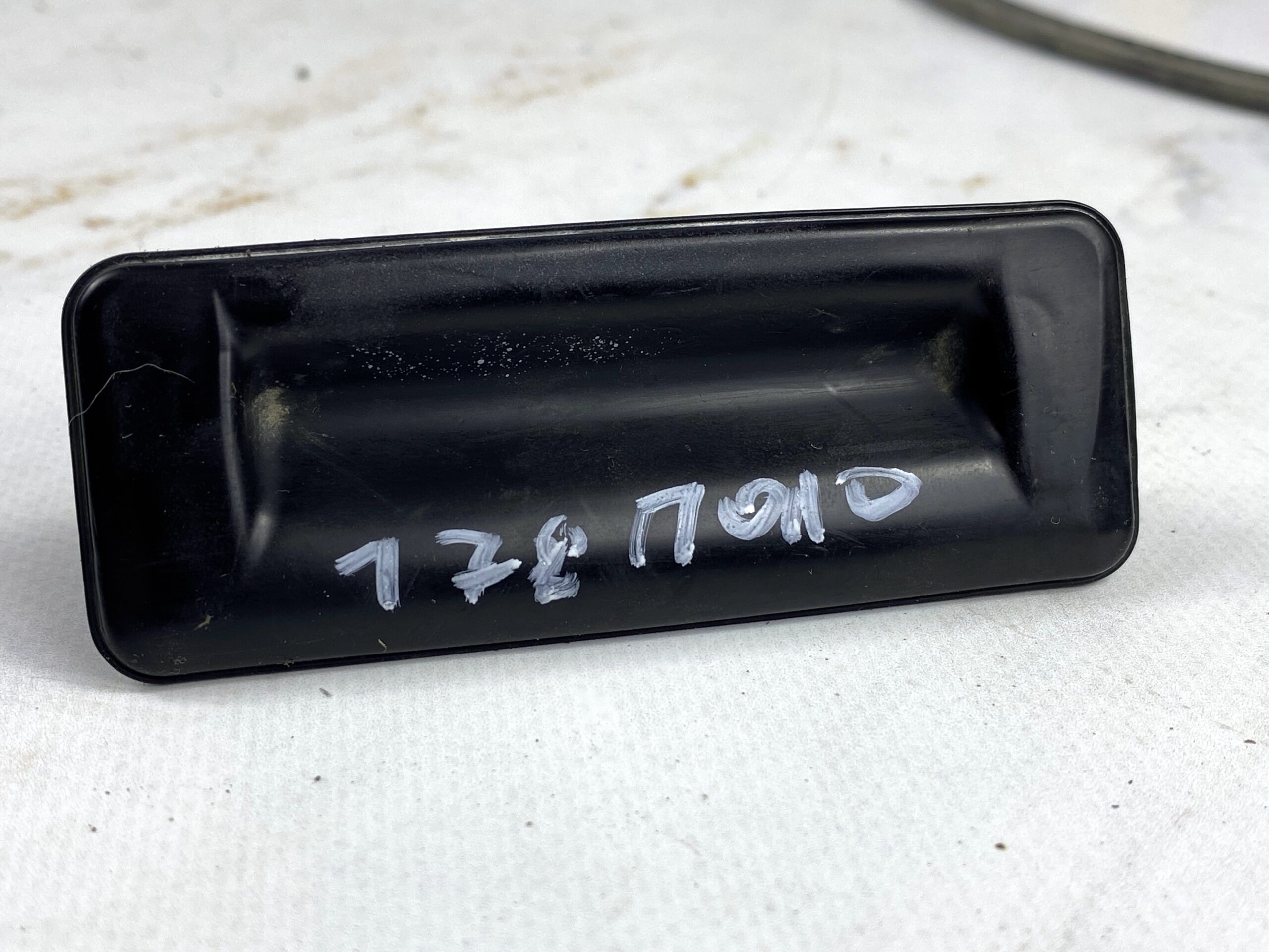 17815128 ручка открывания багажника с кнопкой vw polo 2016 (1)