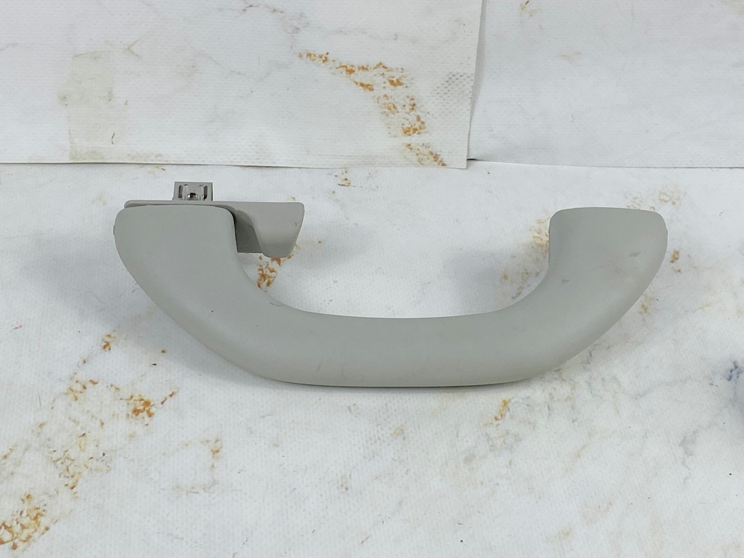 17815130 ручка потолочная задняя левая vw polo 2016 (1)