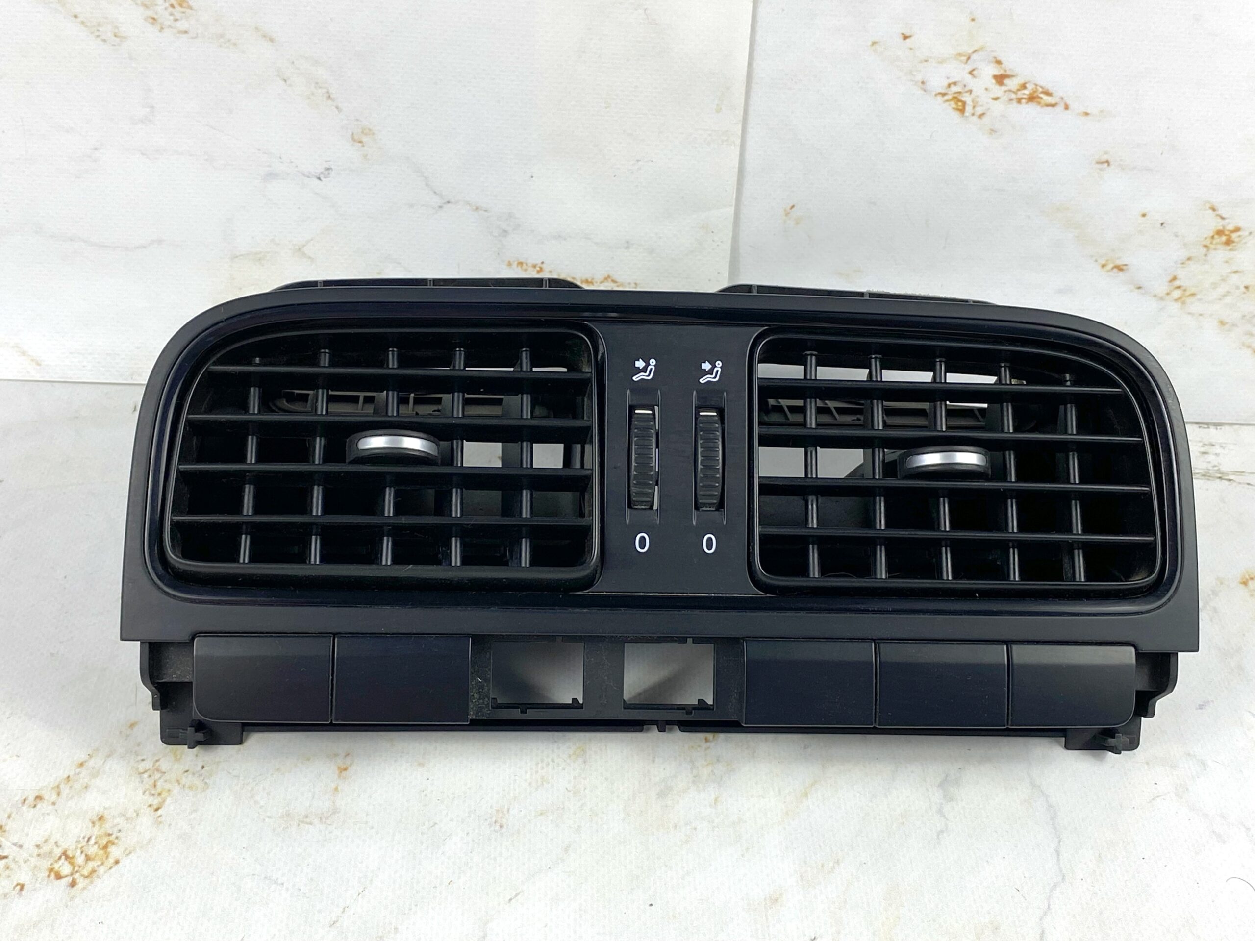 17815139 сопло с торпедо (дефлектор) центральный, левый, правый vw polo 2016 (1)