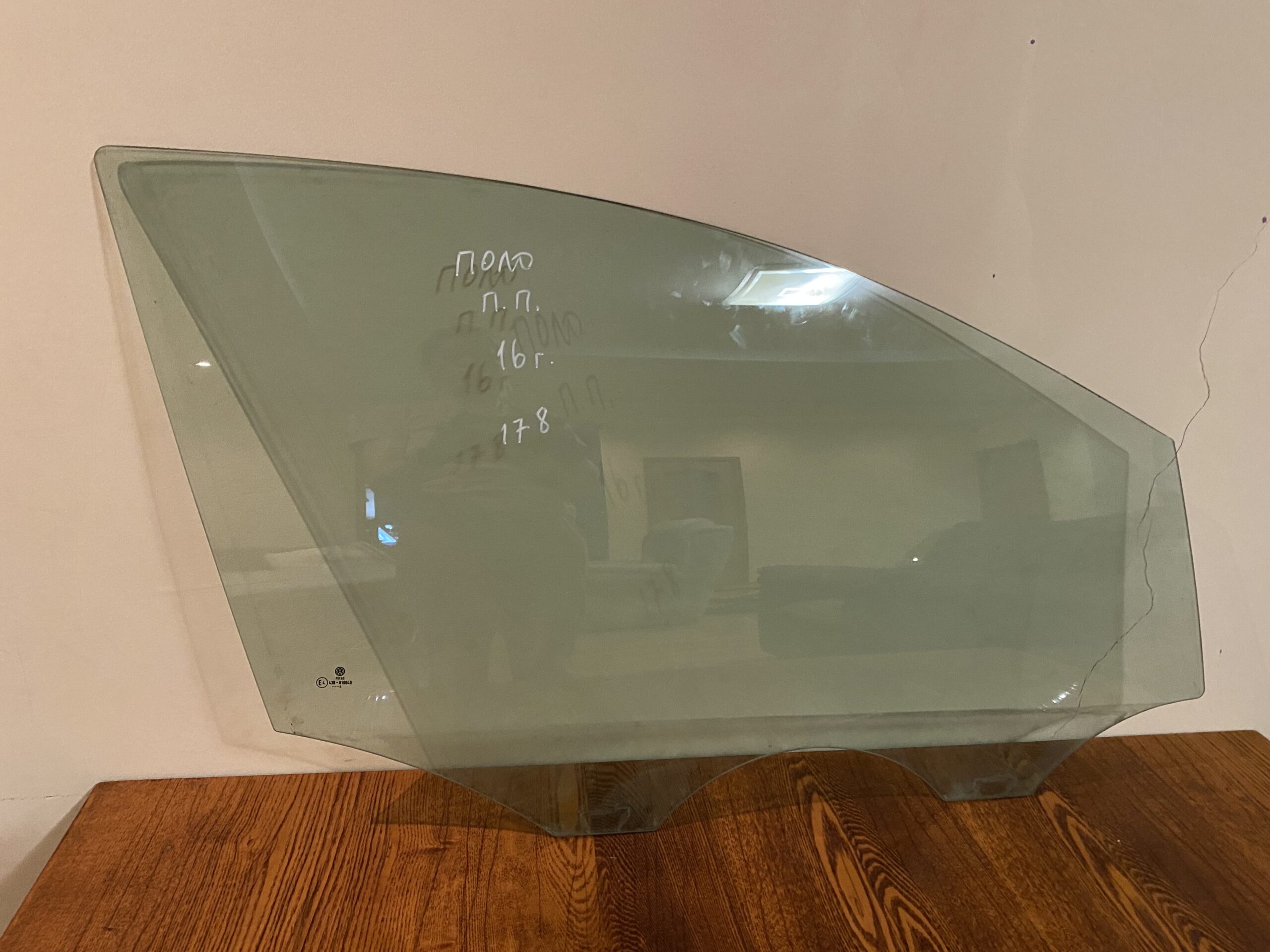 17815144 стекло двери передней правой vw polo 2016 (1)