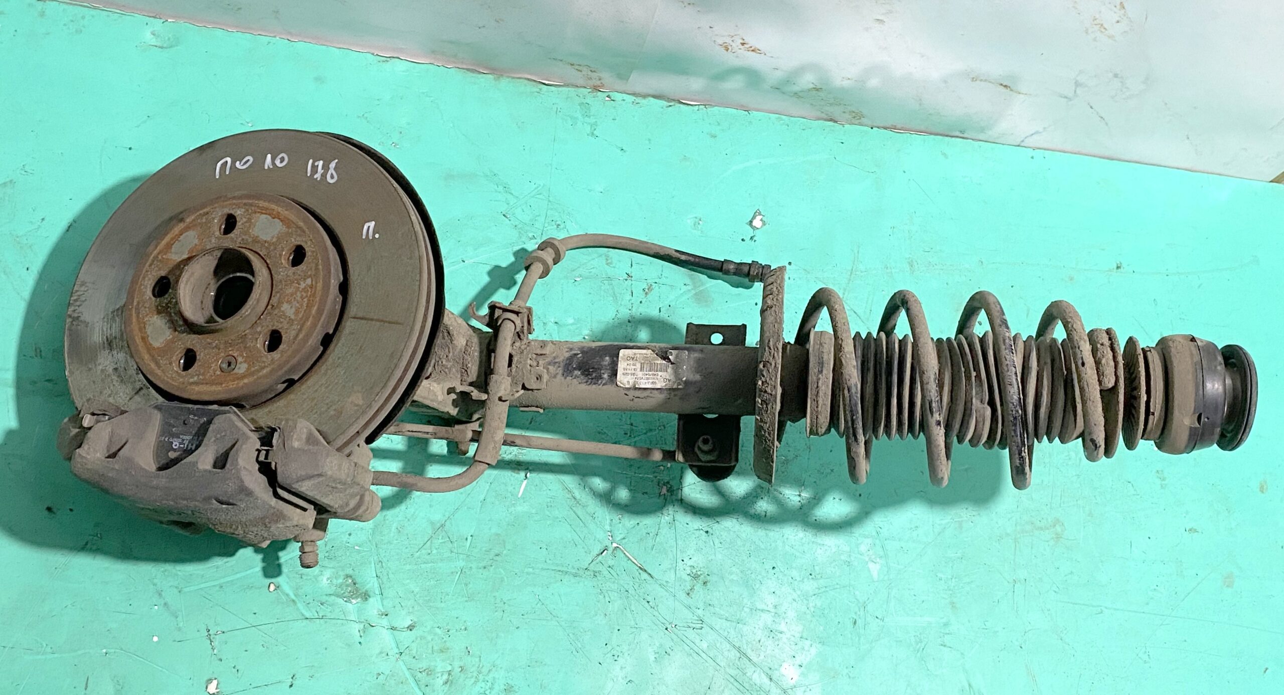 17815149 стойка передняя в сборе правая как на фото vw polo 2016 (1)