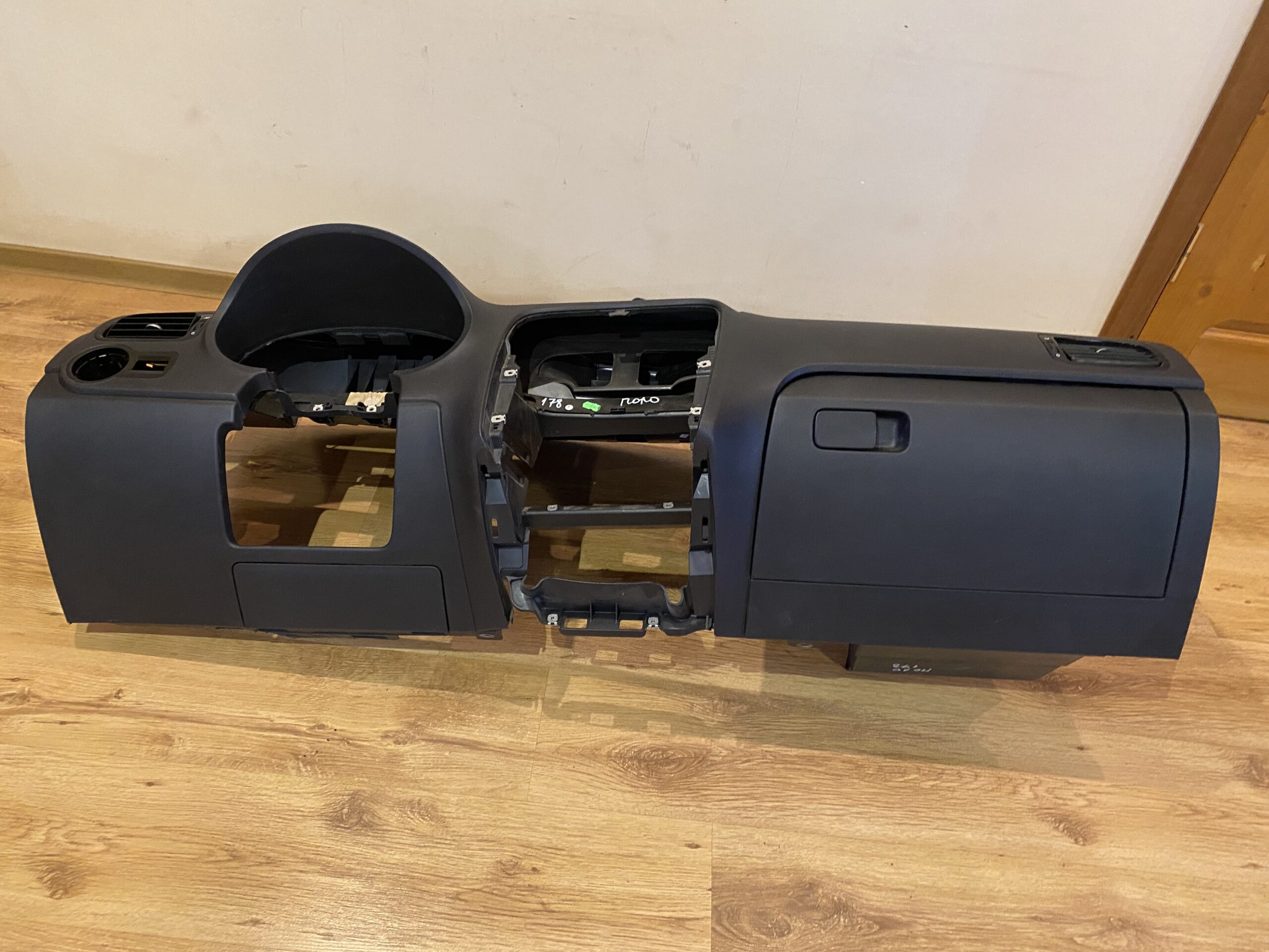 17815150 торпедо с бардачком vw polo 2016 (1)