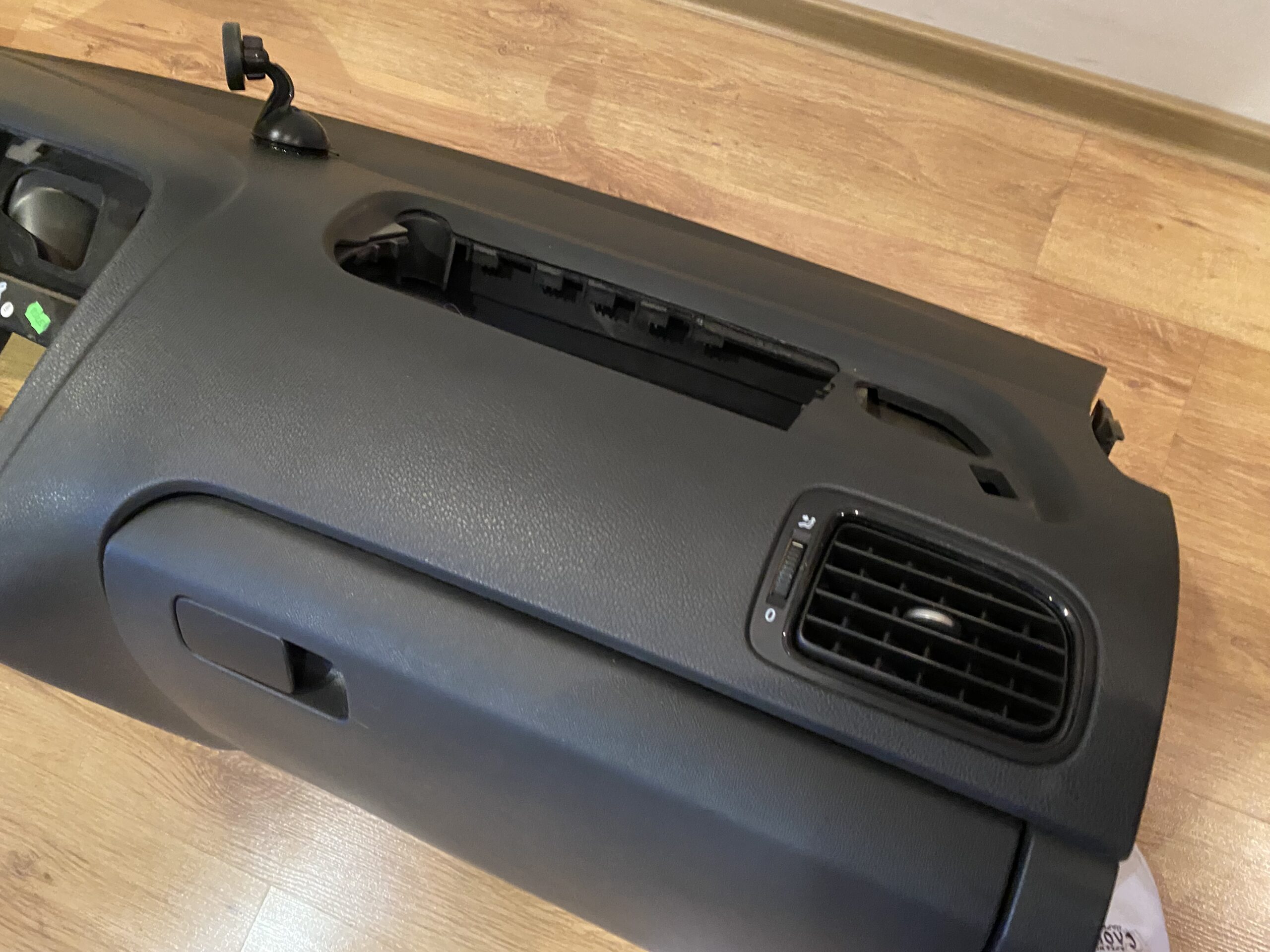 17815150 торпедо с бардачком vw polo 2016 (3)