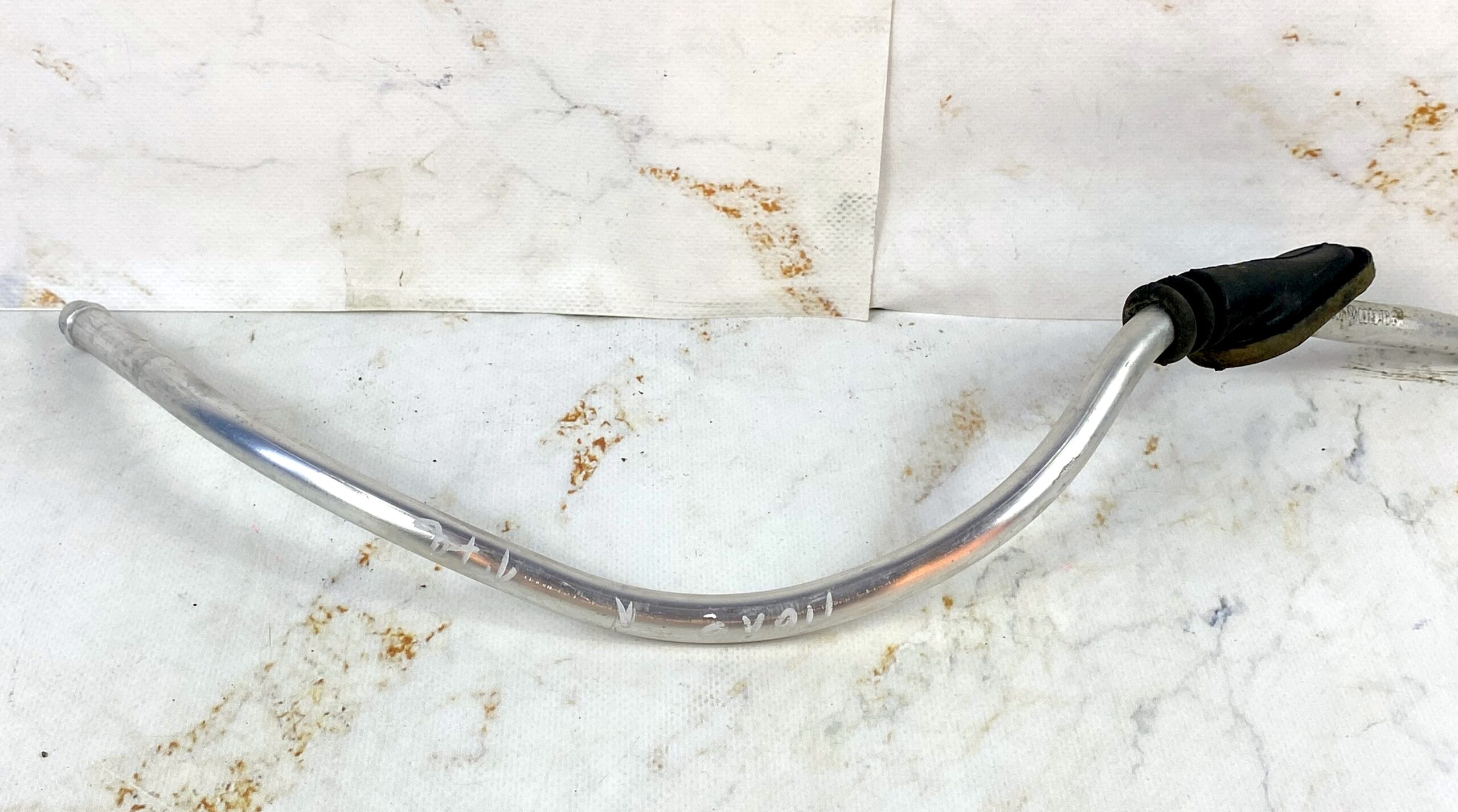 17815157 трубка троса ручника левая vw polo 2016 (1)