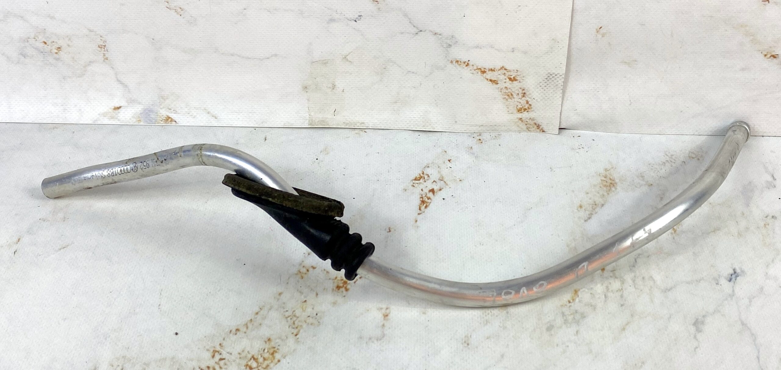 17815158 трубка троса ручника правая vw polo 2016 (1)