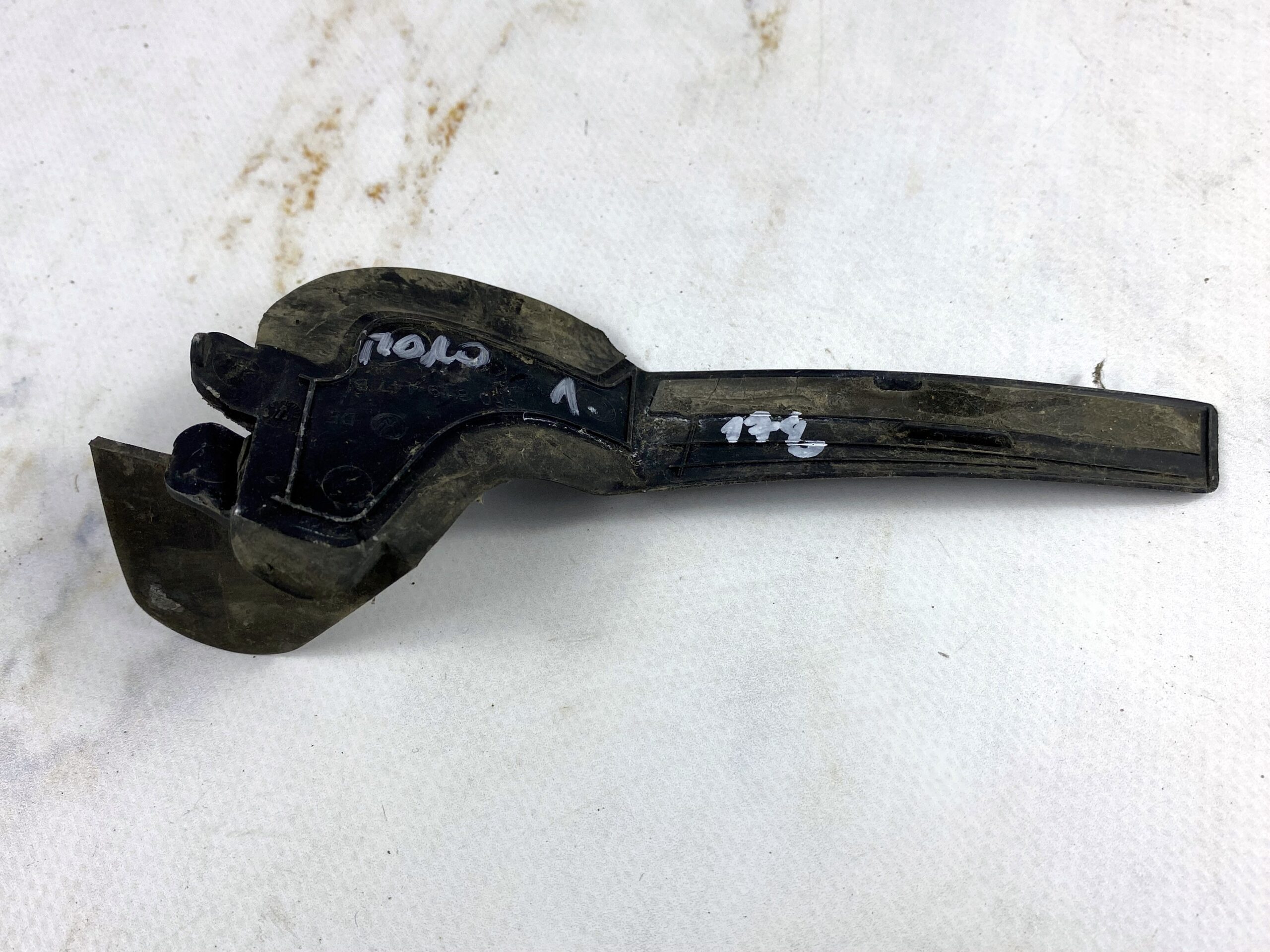 17815159 уплотнитель пыльник переднего крыла жабо vw polo 2016 (1)