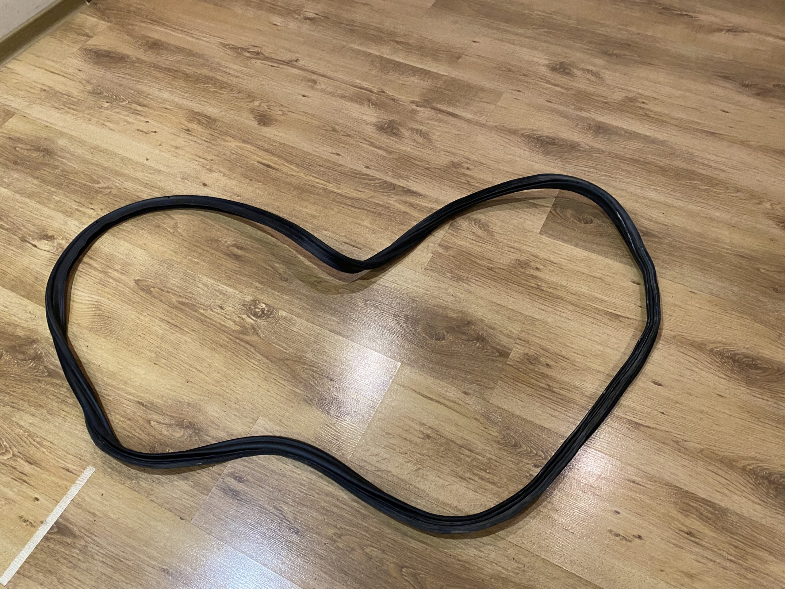 17815160 уплотнитель резиновый кузовной проема багажника vw polo 2016 (1)