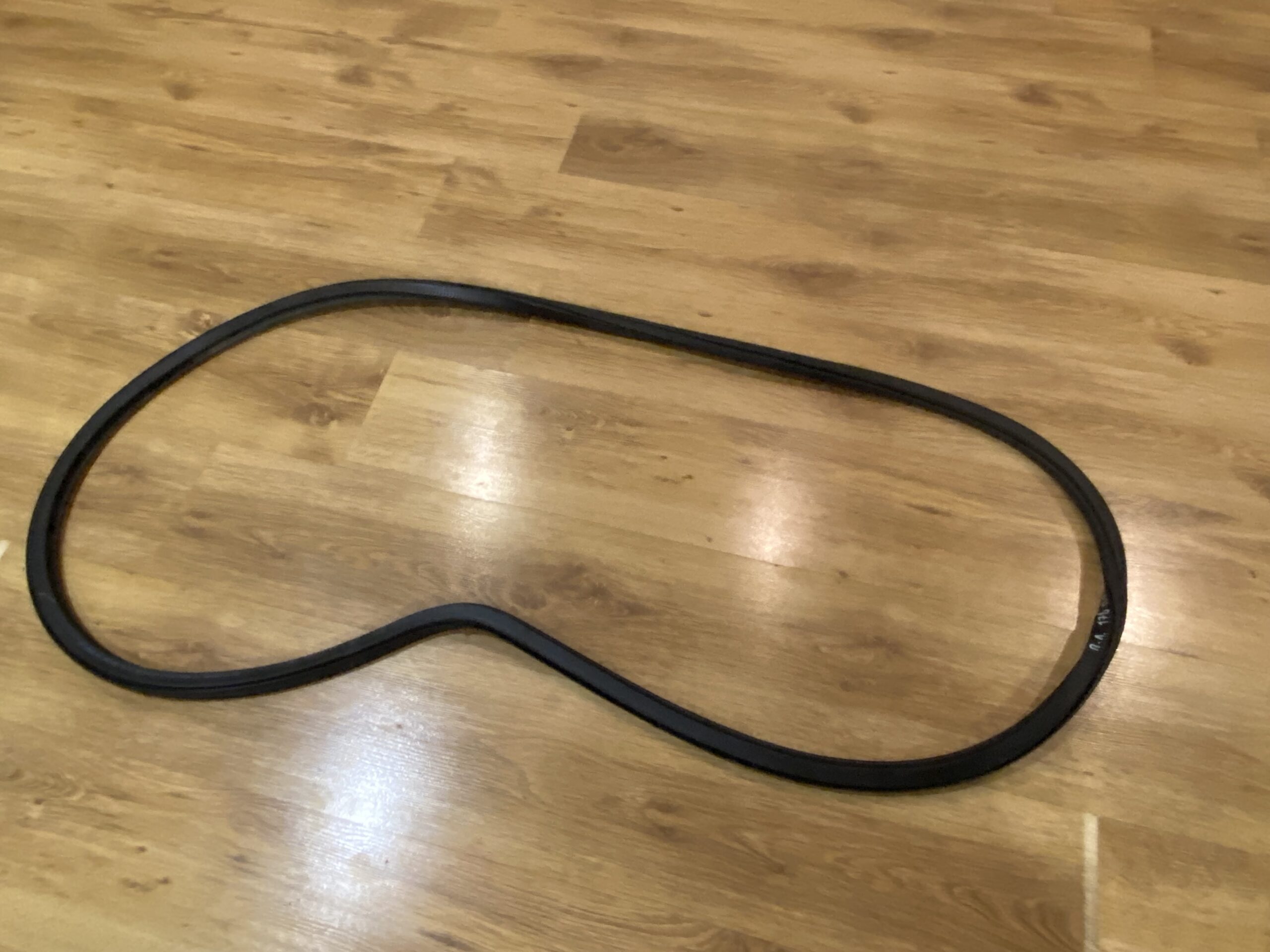 17815162 уплотнитель резиновый кузовной проёма двери передней левой vw polo 2016 (1)