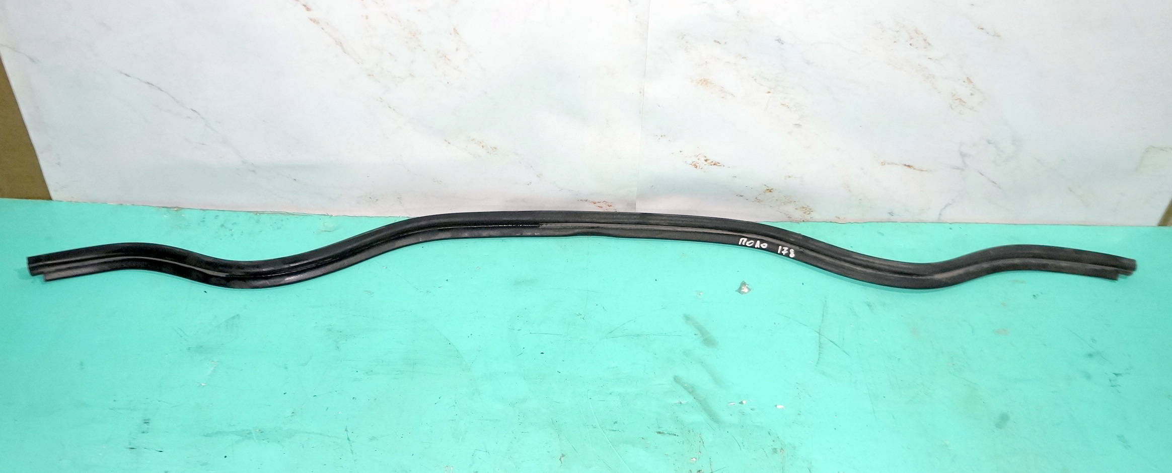 17815164 уплотнитель резиновый подкапотный на жабо vw polo 2016 (1)