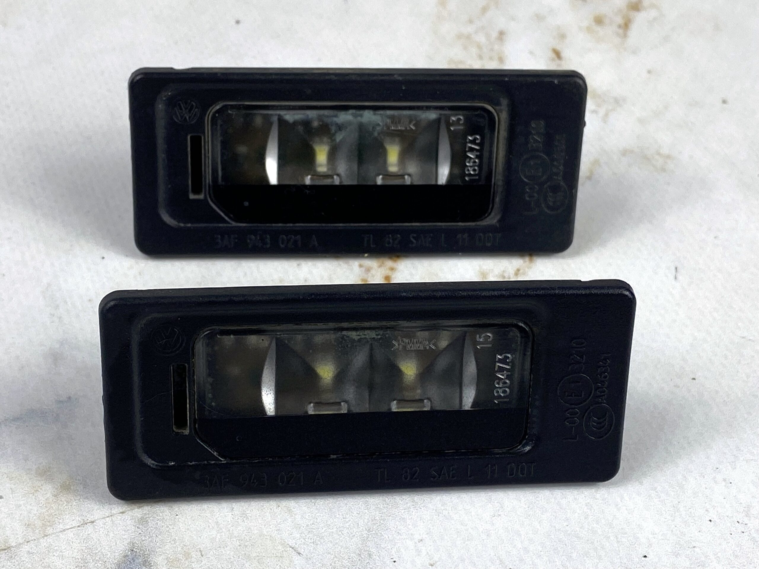 17815168 фонарь подсветки номера пара vw polo 2016 (1)