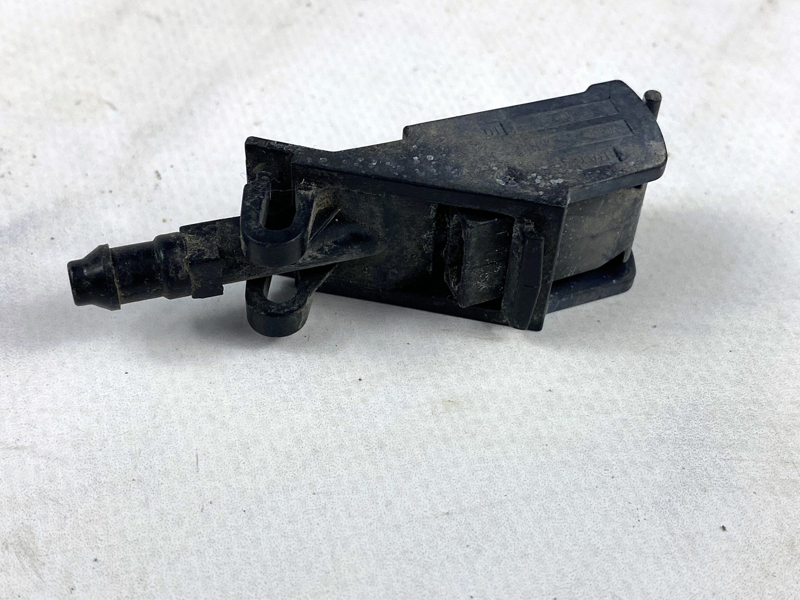 17815169 форсунка омывателя стекла vw polo 2016 (1)