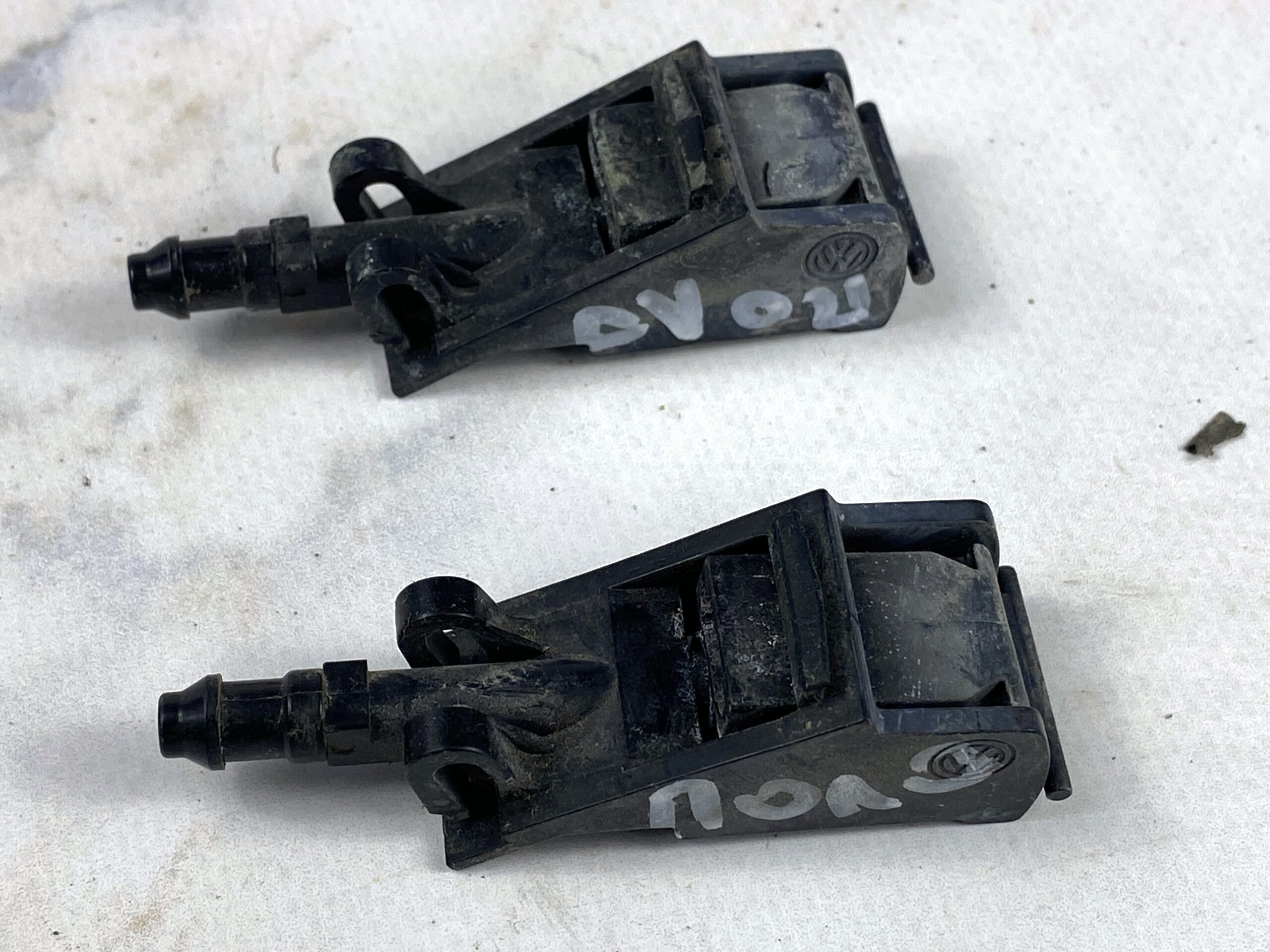 17815170 форсунка омывателя стекла vw polo 2016 (1)