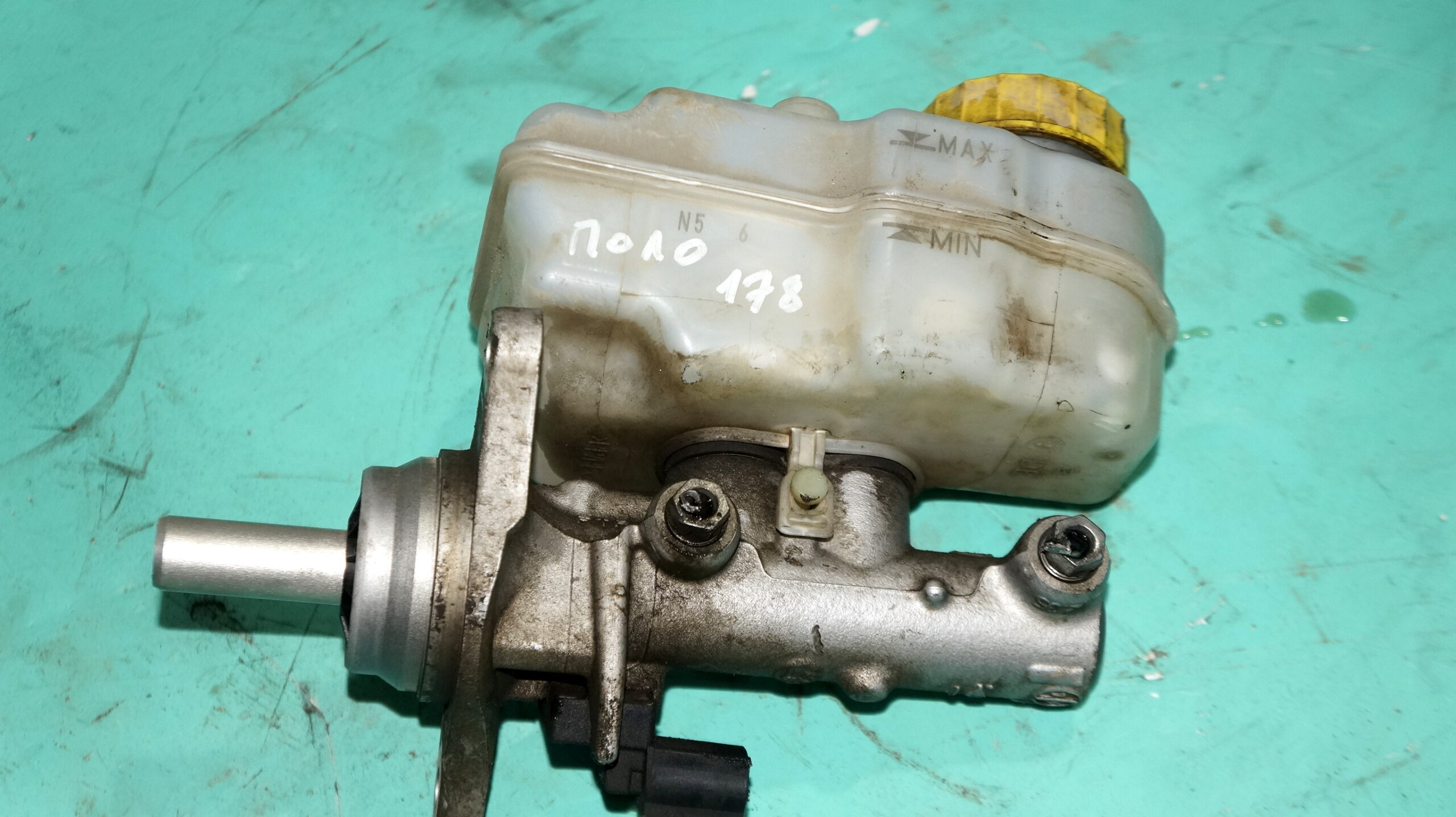 17815173 цилиндр главный тормозной с бачком vw polo 2016 (1)