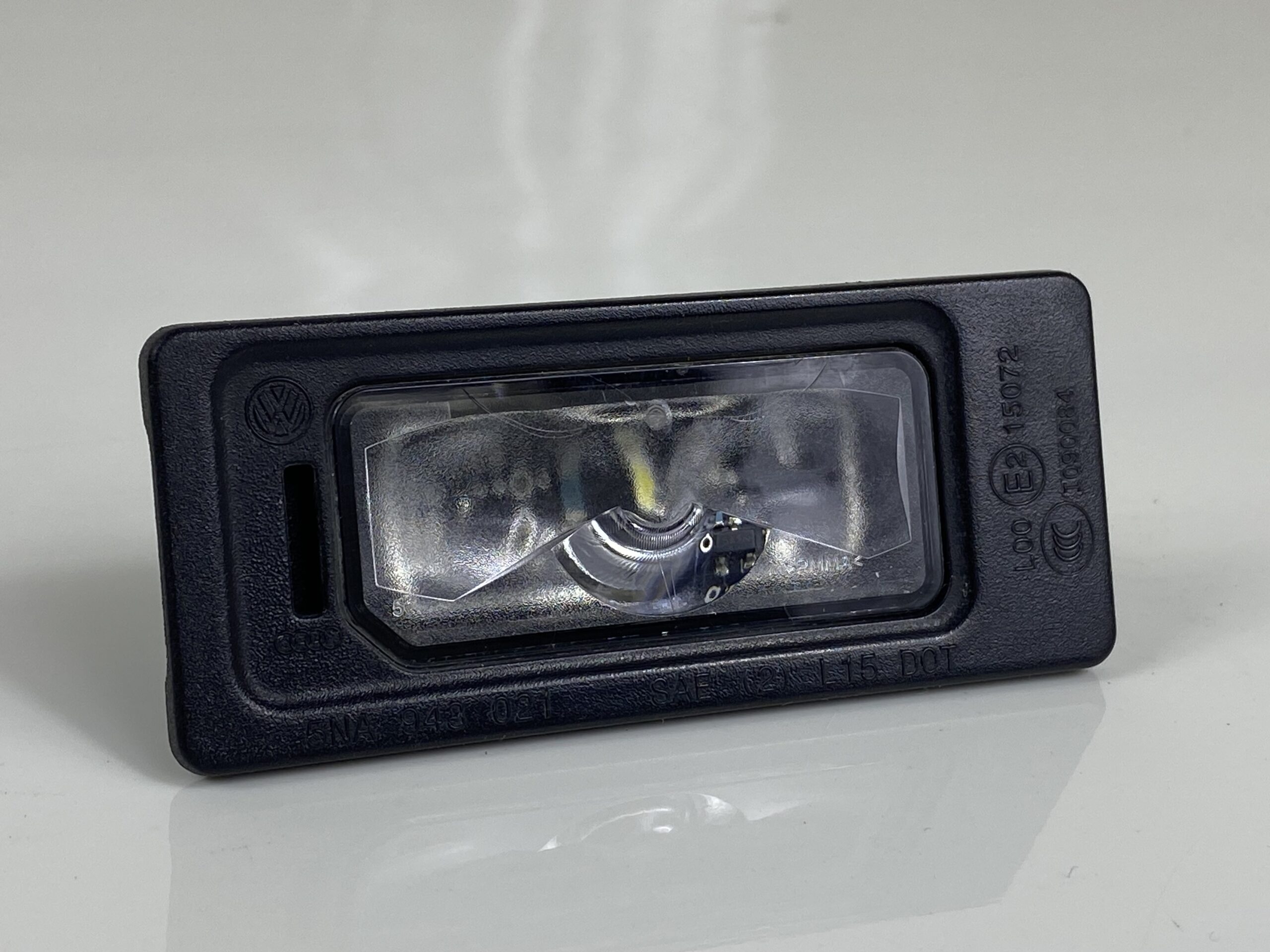 17501322 фонарь подсветки номера vw octavia а8 2021 (1)