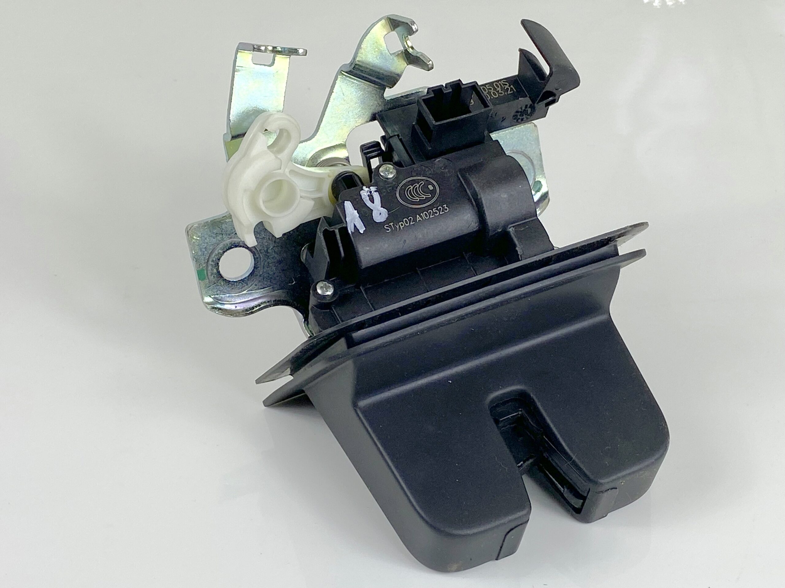 17501326 замок багажника vw octavia а8 2021 (1)