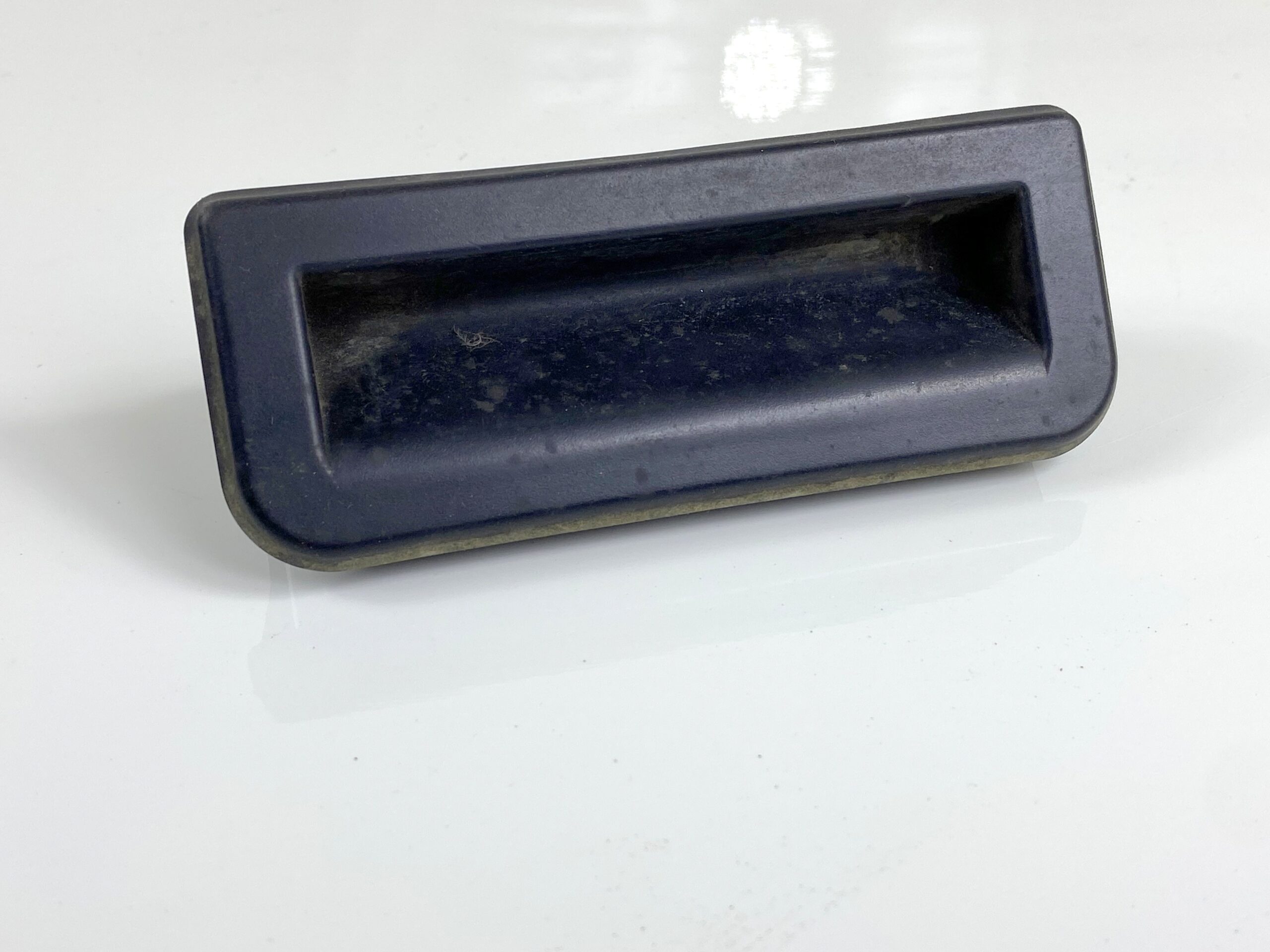 17501327 ручка открывания багажника с кнопкой vw octavia а8 2021 (1)