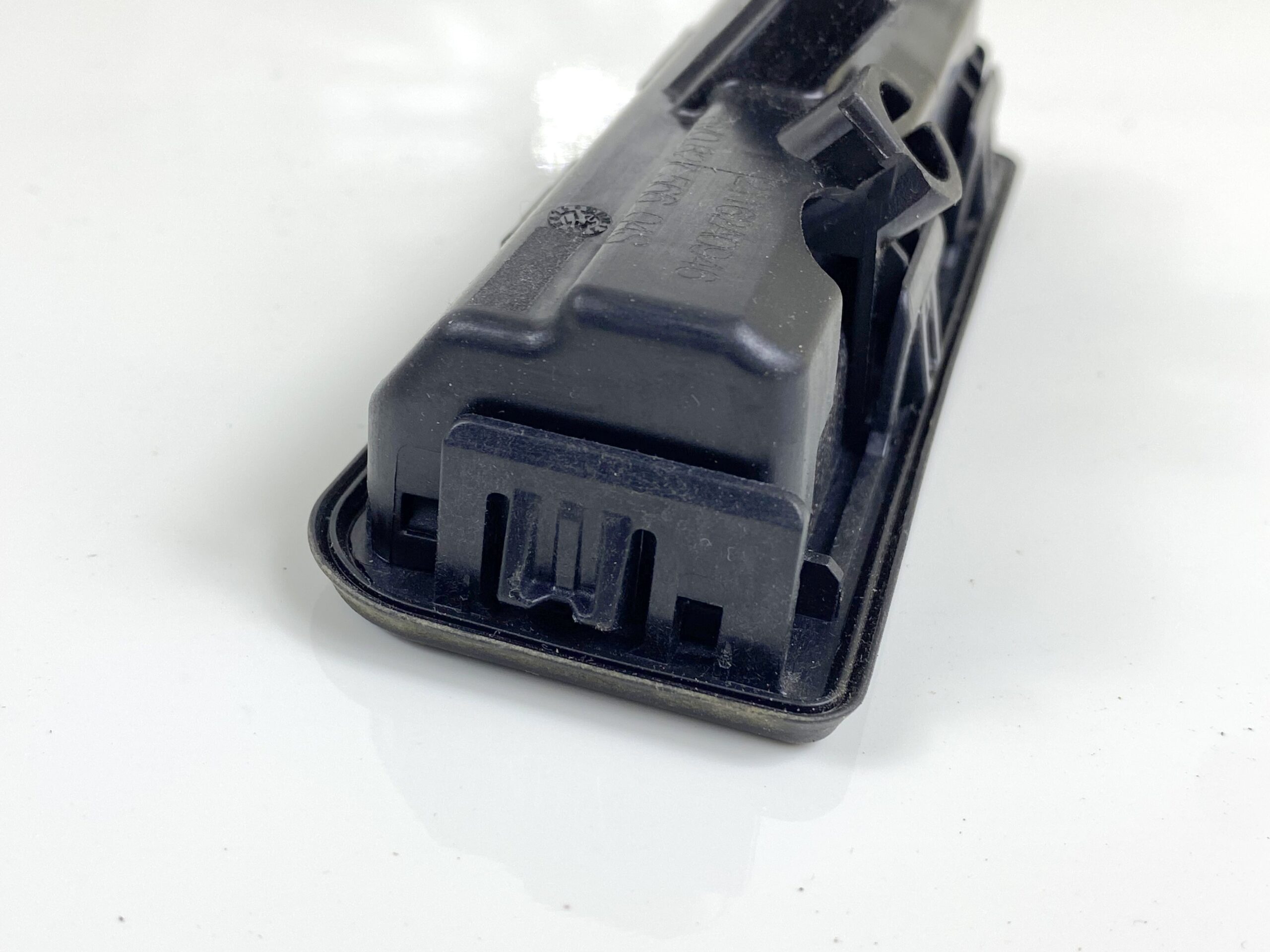 17501327 ручка открывания багажника с кнопкой vw octavia а8 2021 (4)