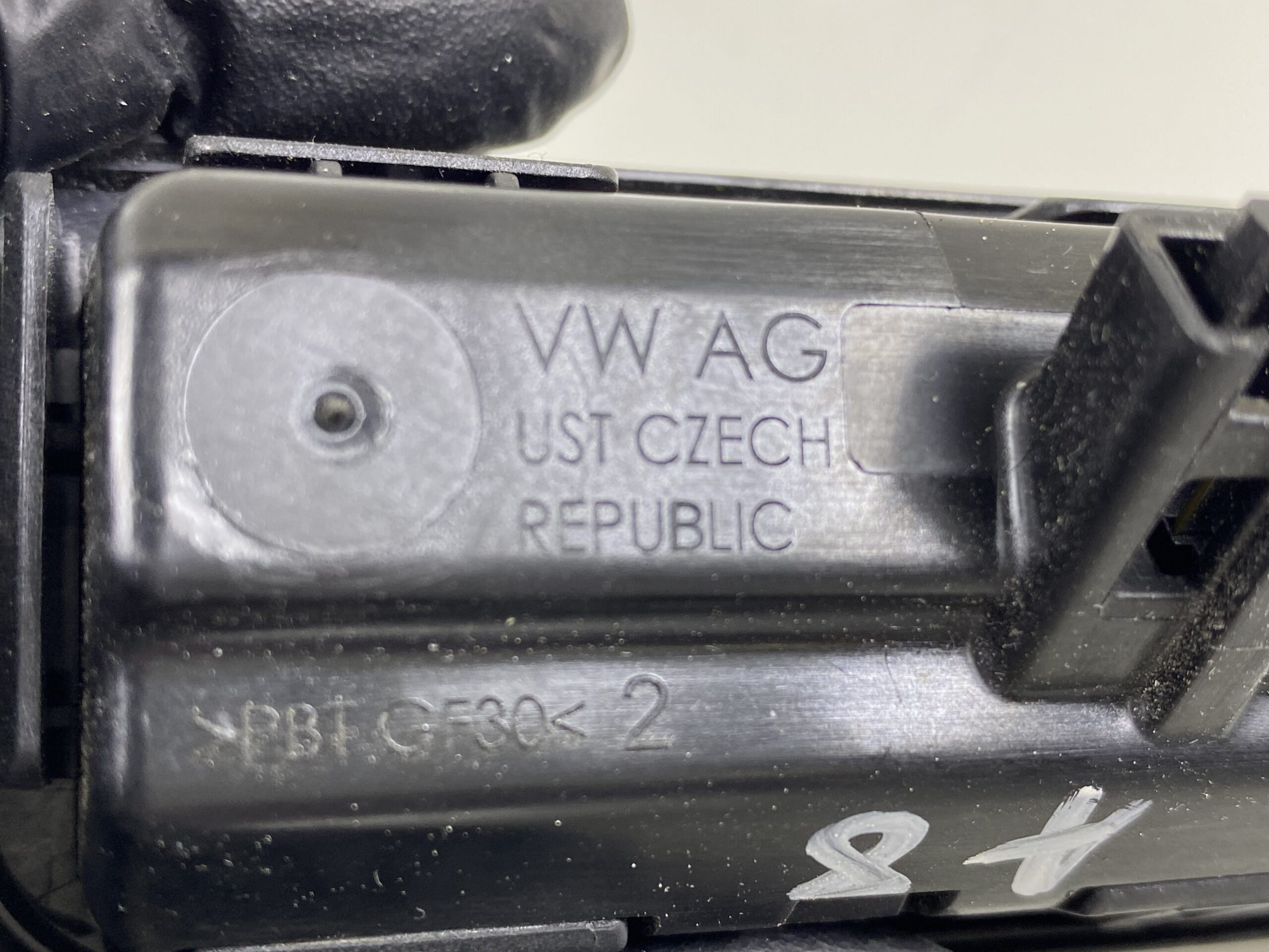 17501327 ручка открывания багажника с кнопкой vw octavia а8 2021 (7)
