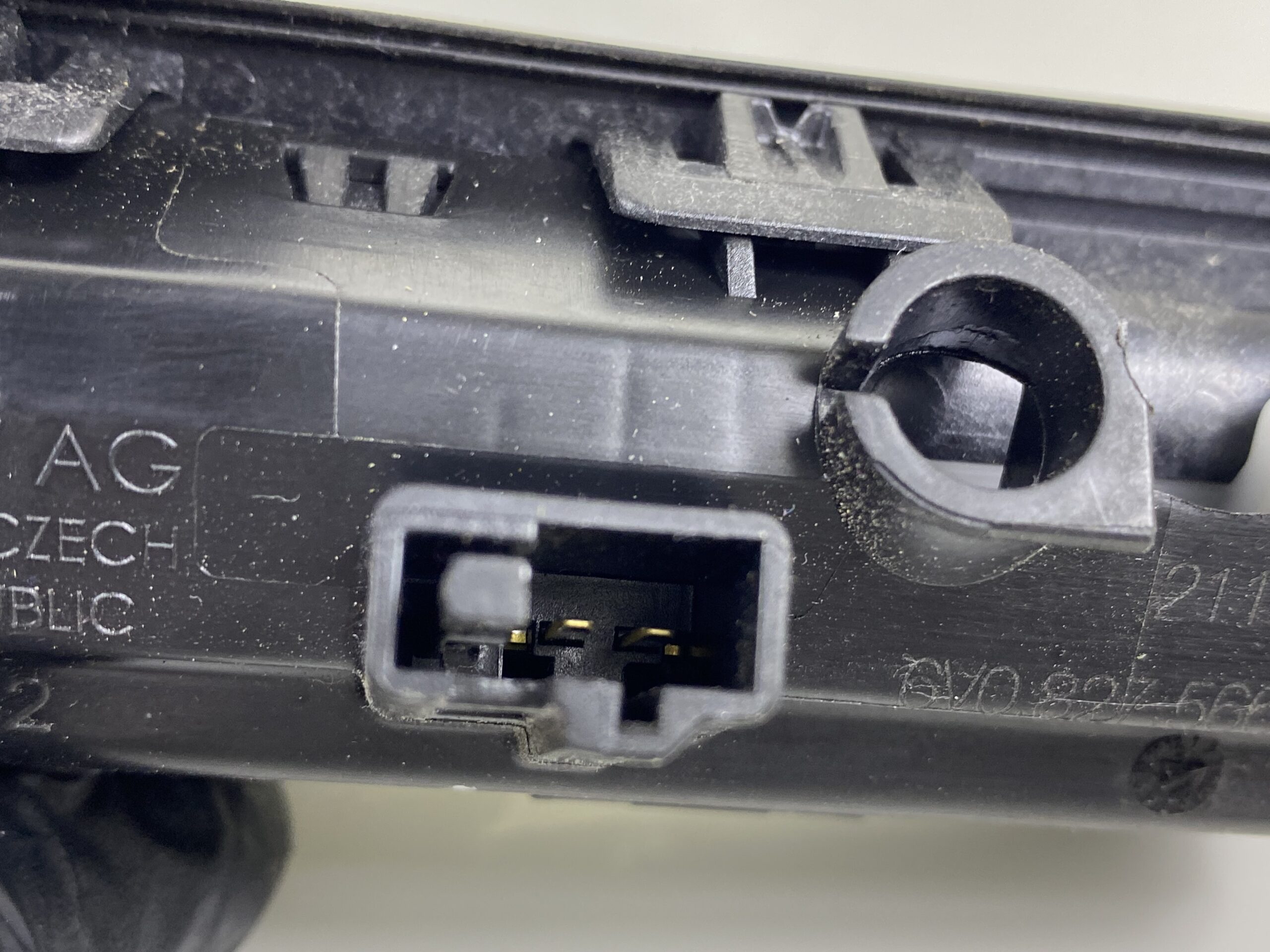 17501327 ручка открывания багажника с кнопкой vw octavia а8 2021 (8)