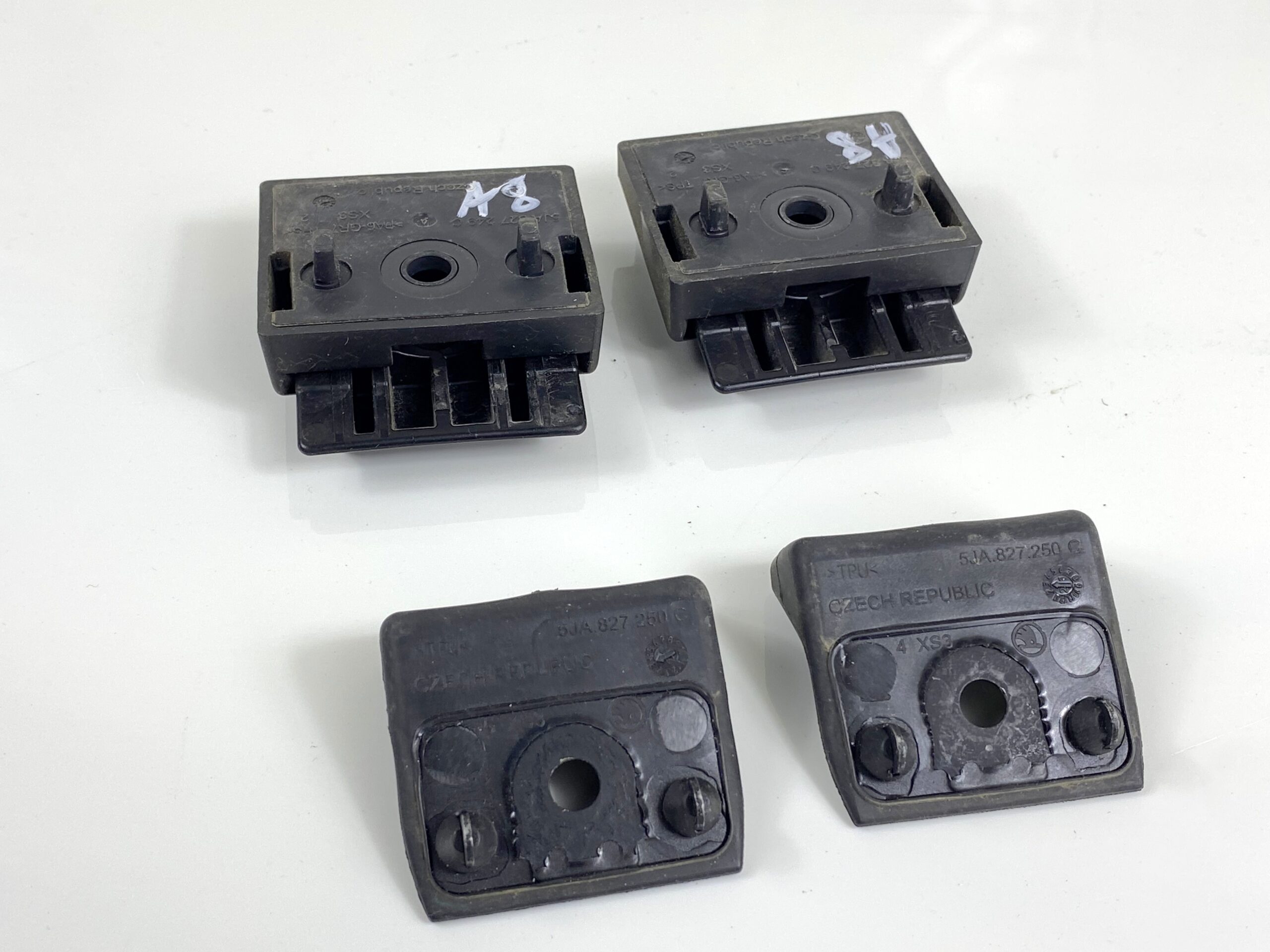 17501328 отбойник (фиксирующий клин) крышки багажника 4 шт. vw octavia а8 2021 (2)