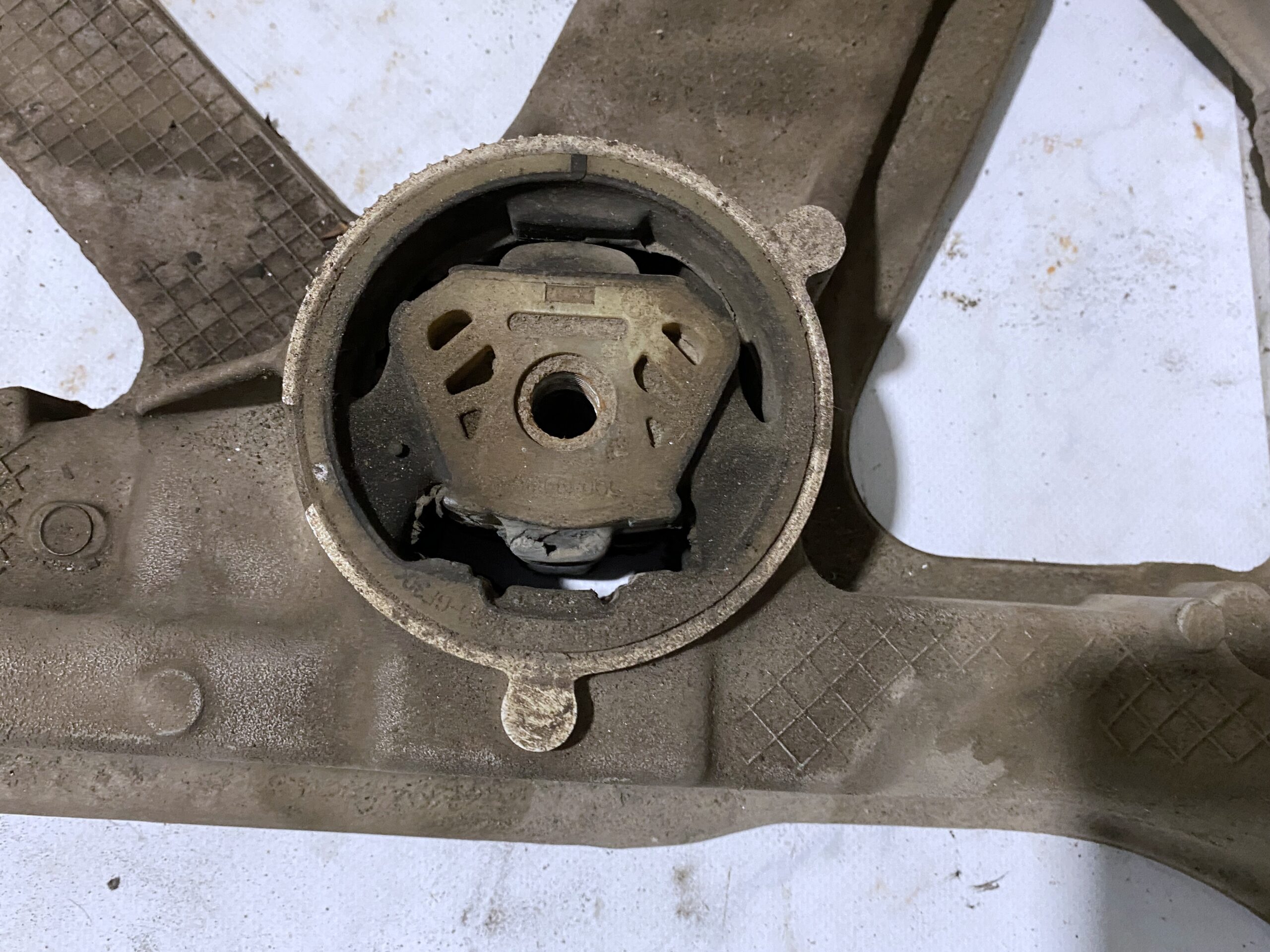 17901008 балка подмоторная алюминевая vw passat b8 2016 (3)