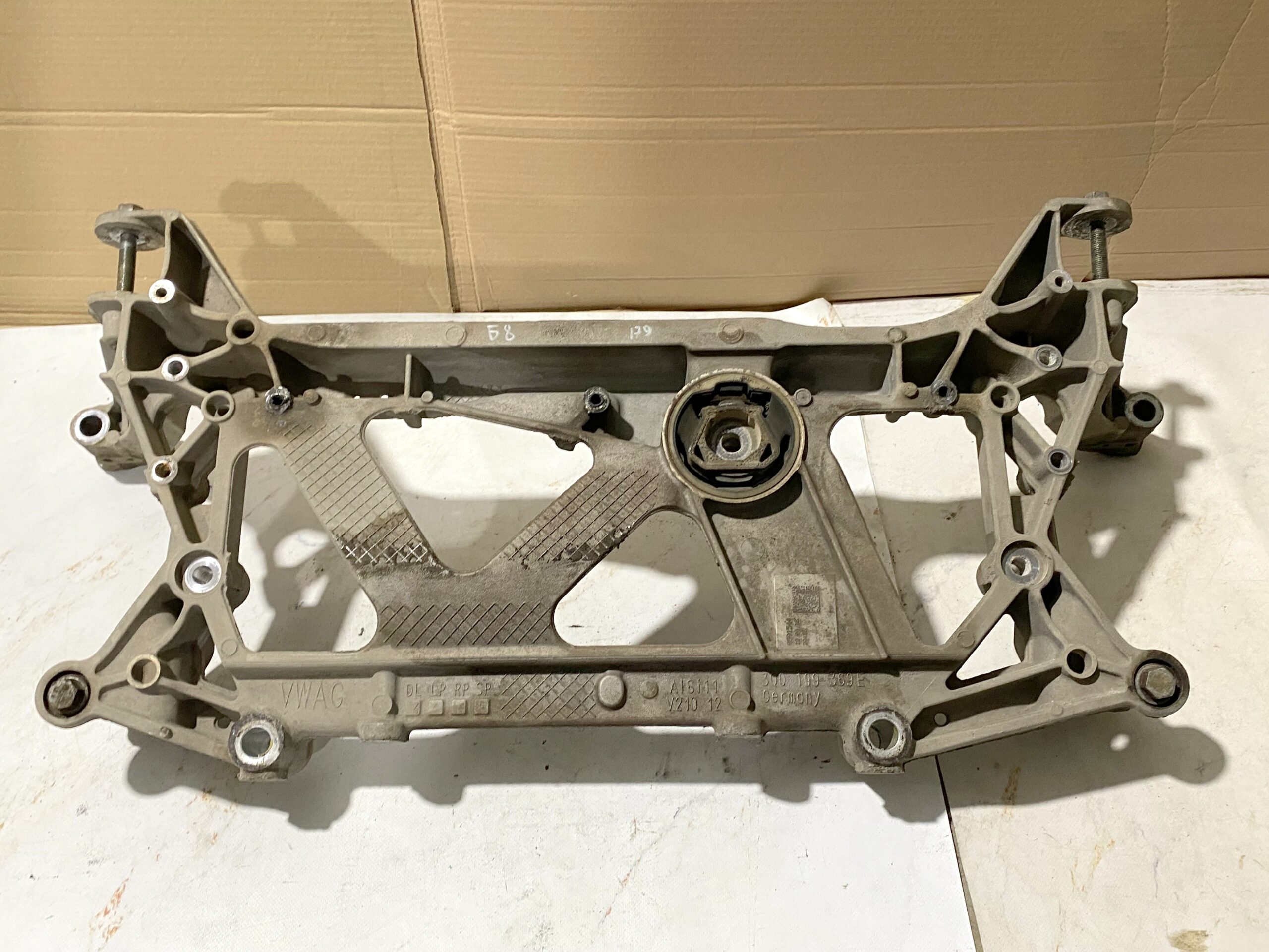 17901008 балка подмоторная алюминевая vw passat b8 2016 (5)