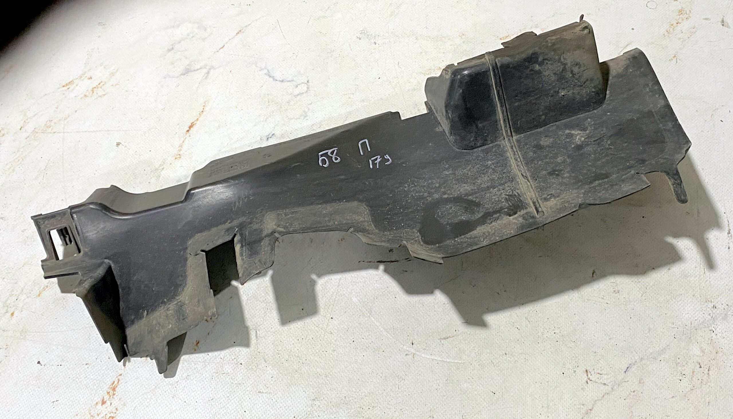 17901034 воздуховод радиатора правый vw passat b8 2016 (1)
