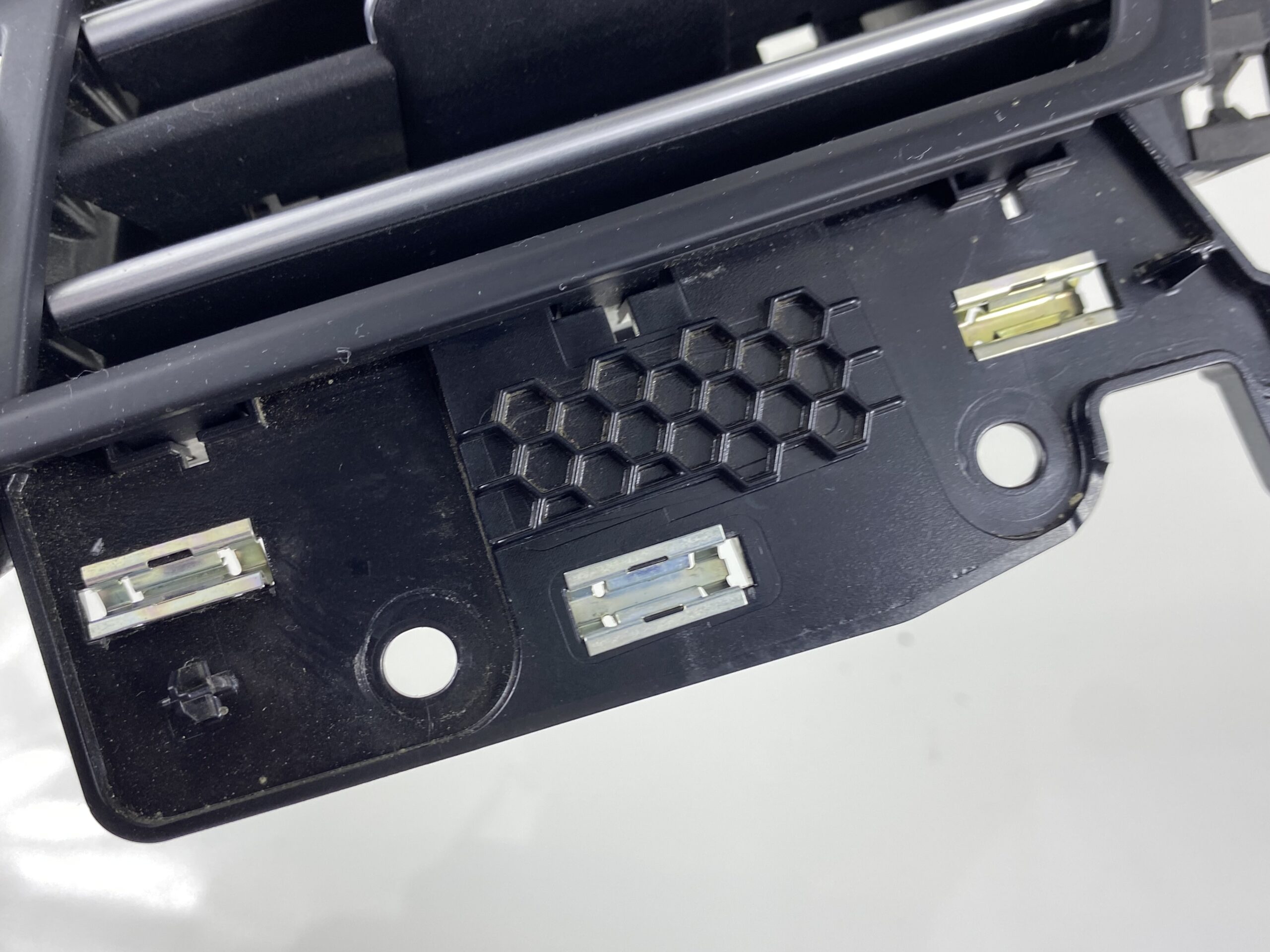 17901048 дефлектор (сопло) с торпедо левый vw passat b8 2016 (11)