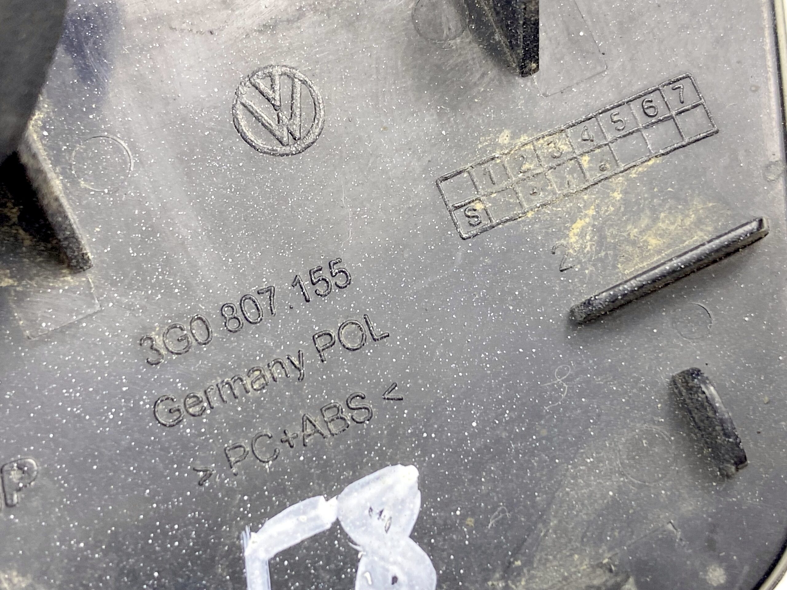 17901057 заглушка в передний бампер букс крюка vw passat b8 2016 (4)
