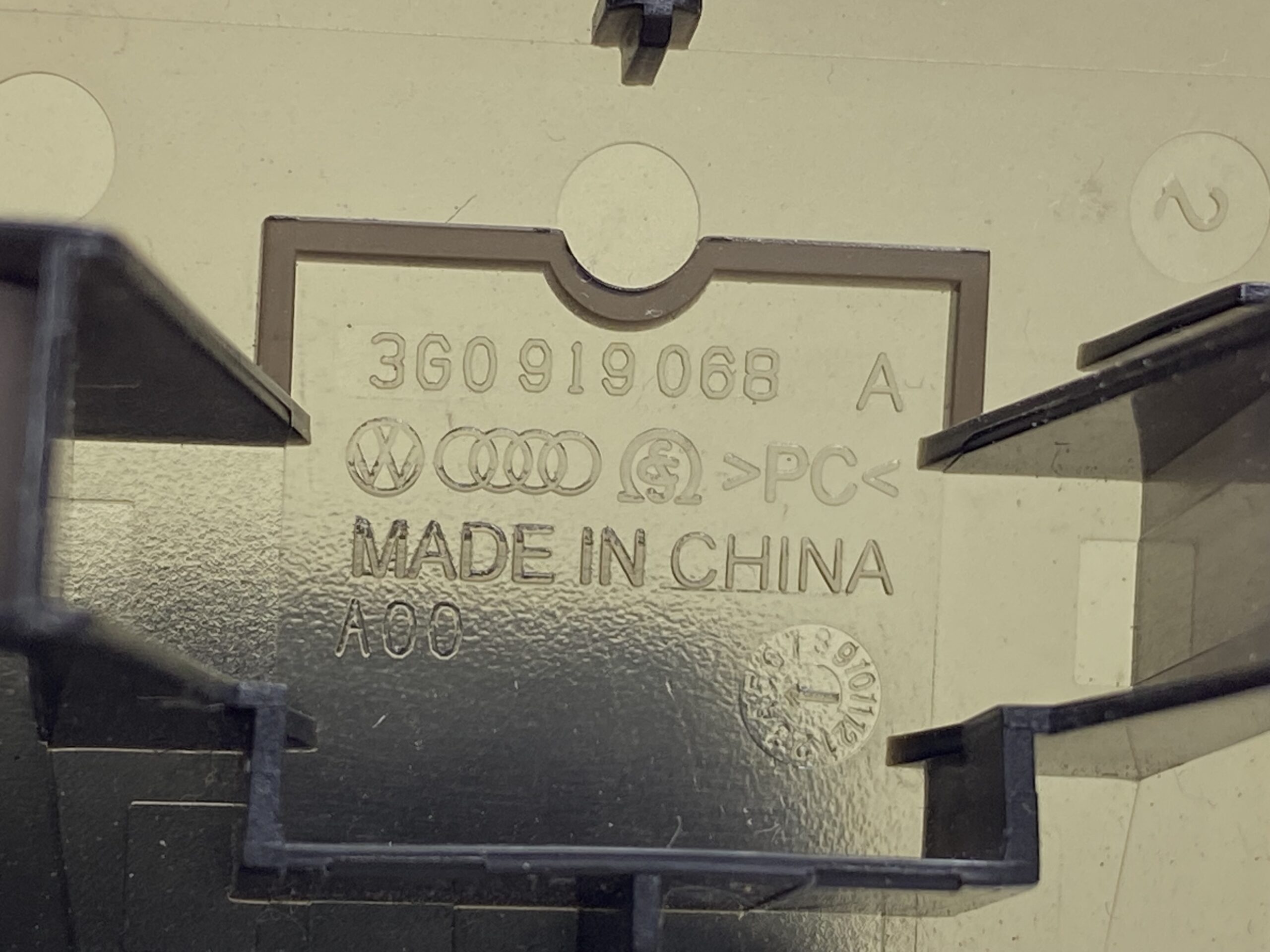 17901058 заглушка торпедо vw passat b8 2016 (3)