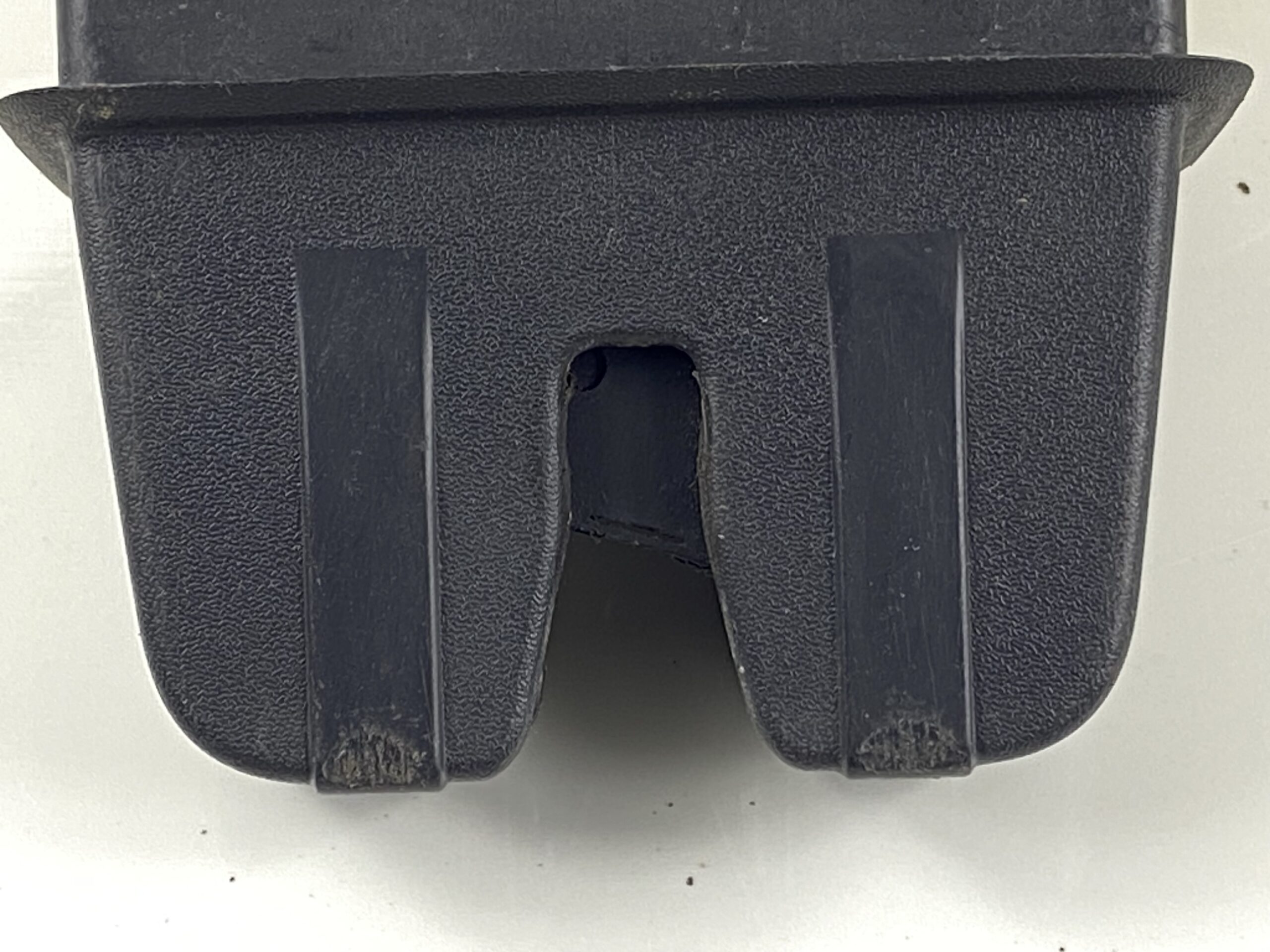 17901060 замок багажника vw passat b8 2016 (8)