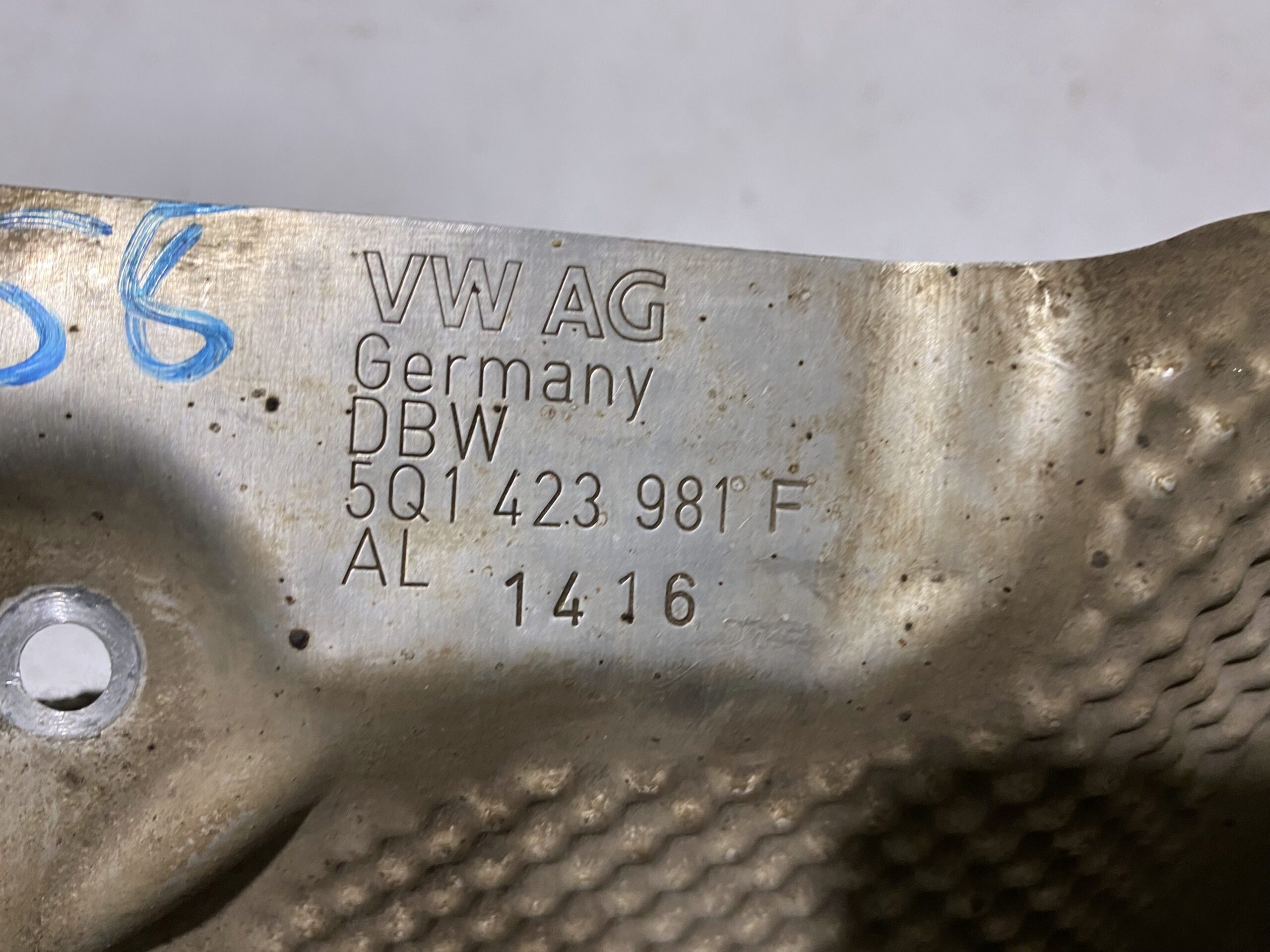17901068 защита днища экран тепловой рулевой рейки vw passat b8 2016 (3)