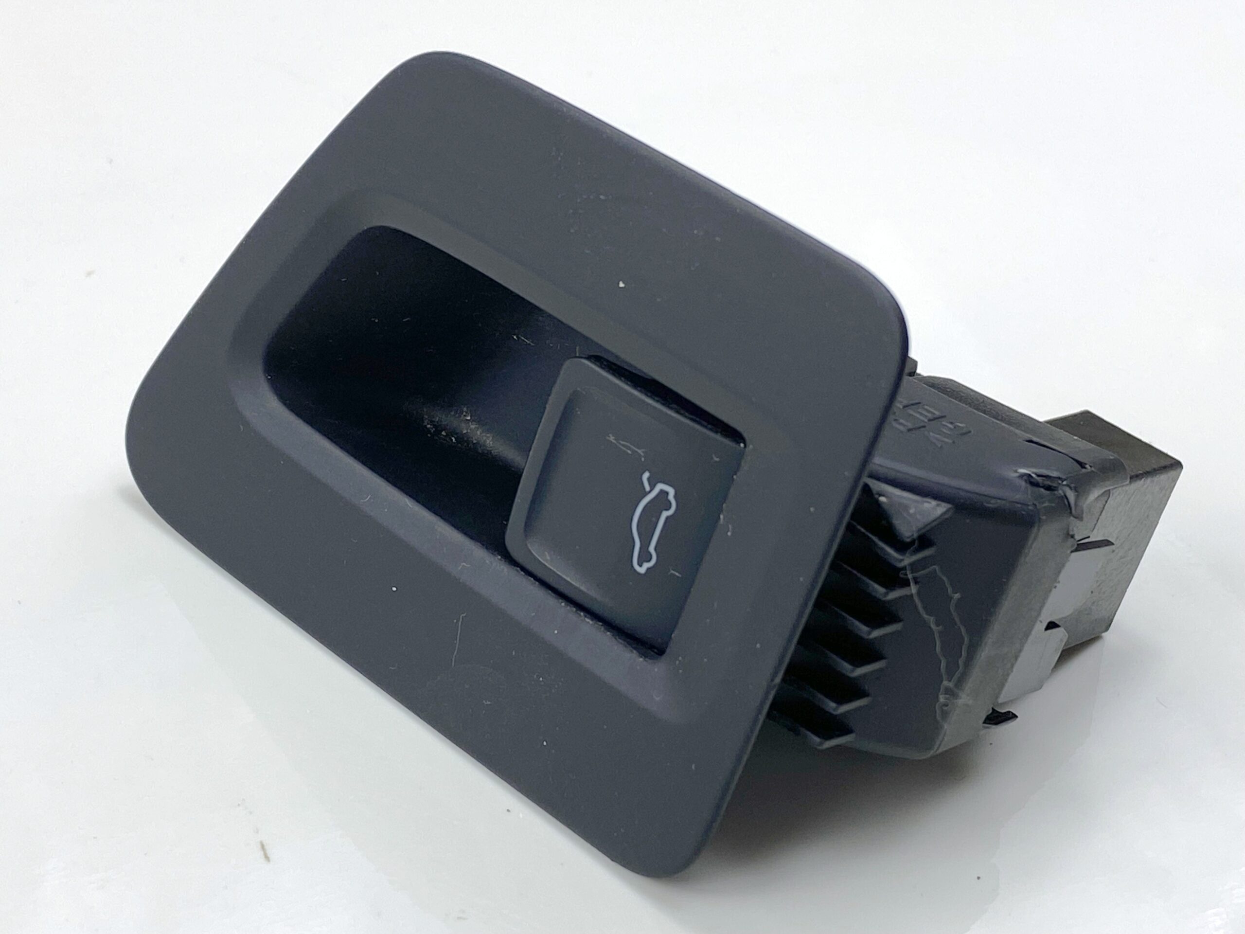 17901081 кнопка открывания багажника vw passat b8 2016 (1)