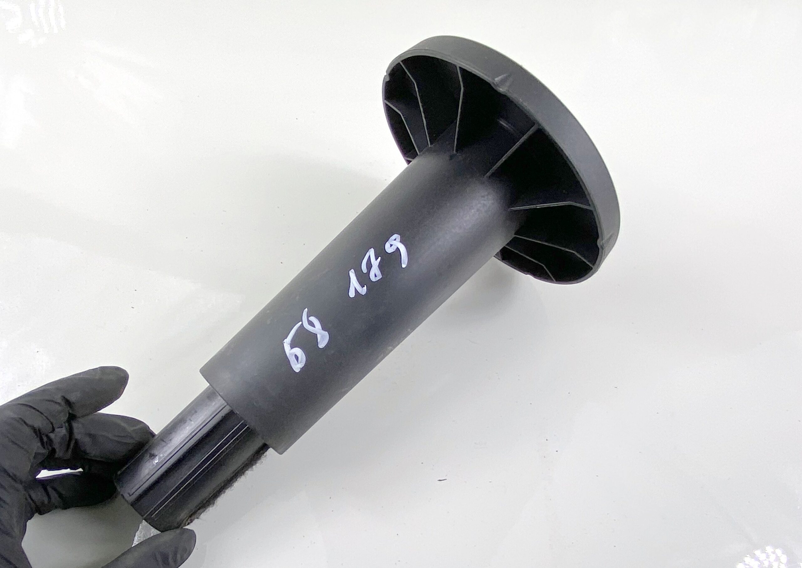 17901098 крепление запасного колеса vw passat b8 2016 (1)
