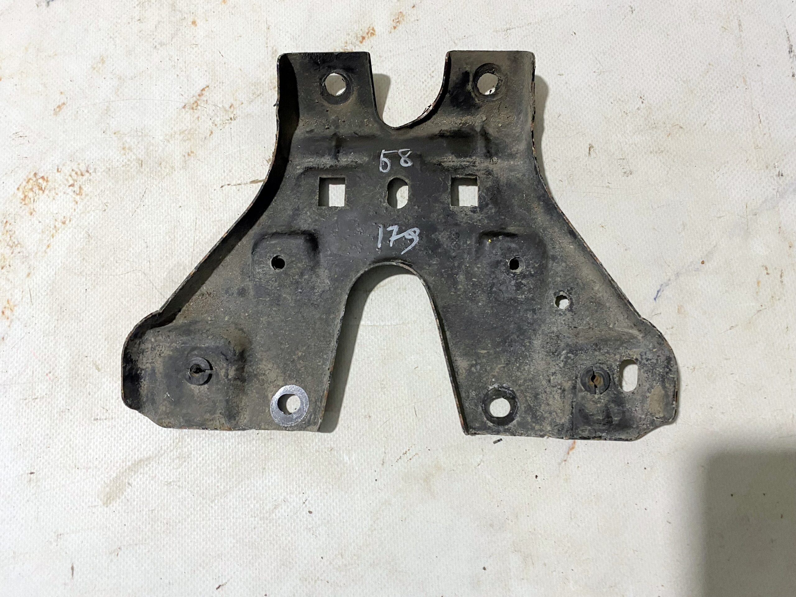 17901105 кронштейн замка капота vw passat b8 2016 (1)