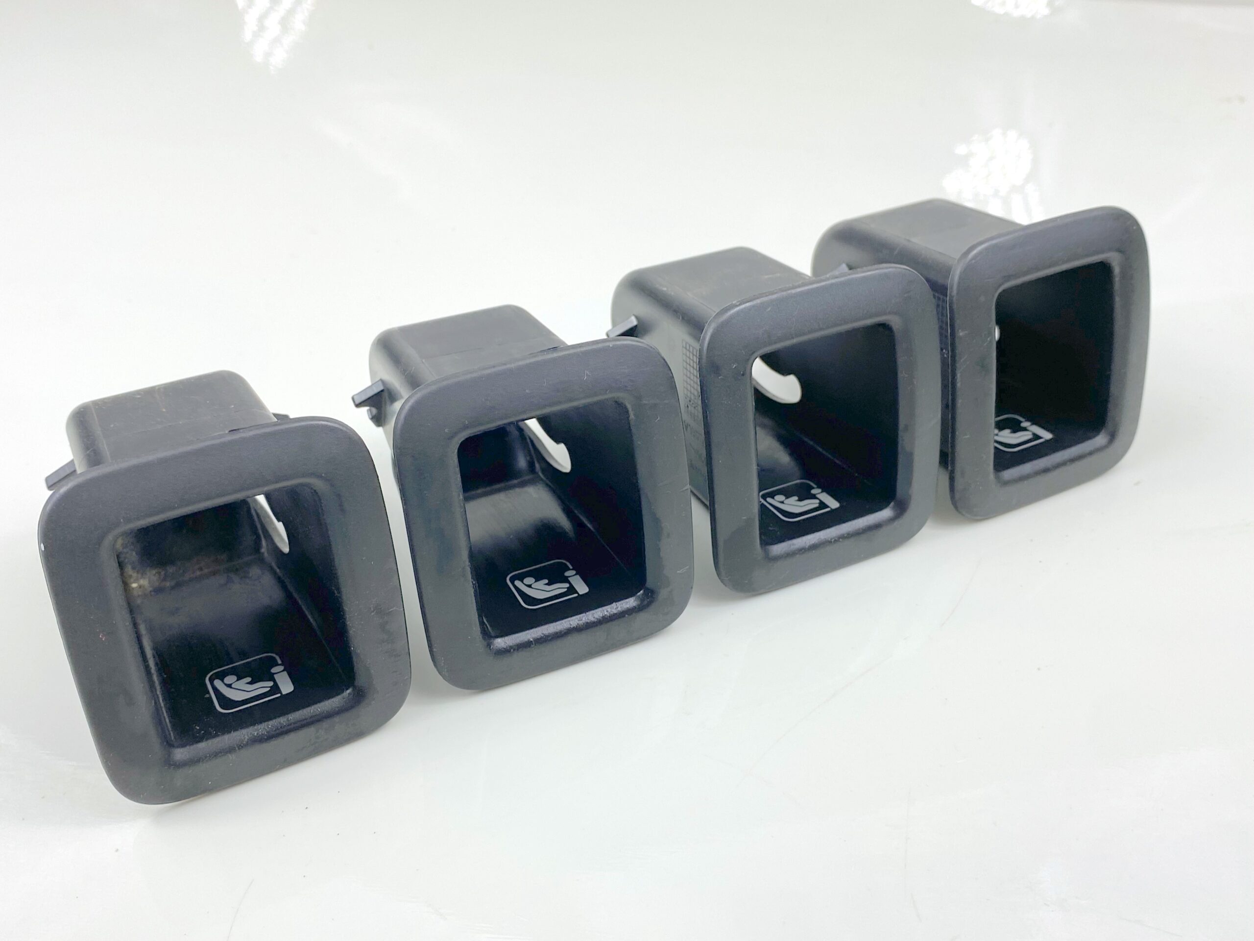 17901115 крышка крепления isofix vw passat b8 2016 (1)