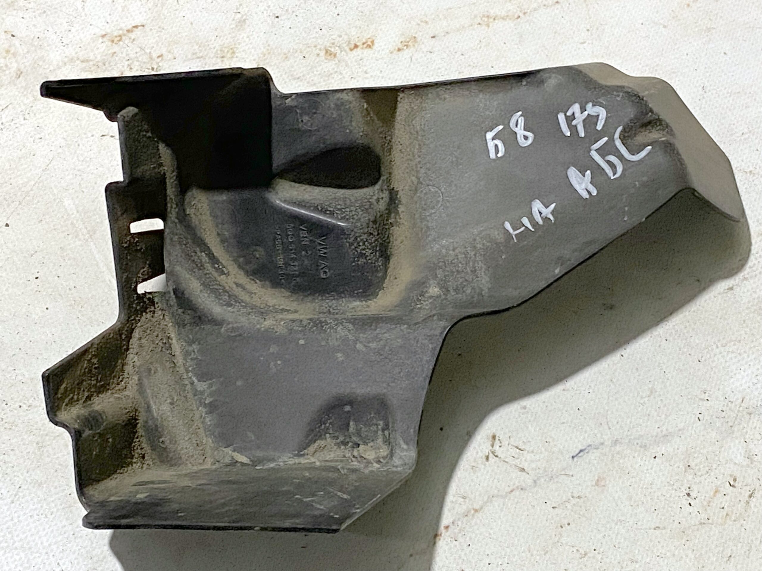 17901118 крышка пыльник блока насоса abs vw passat b8 2016 (1)