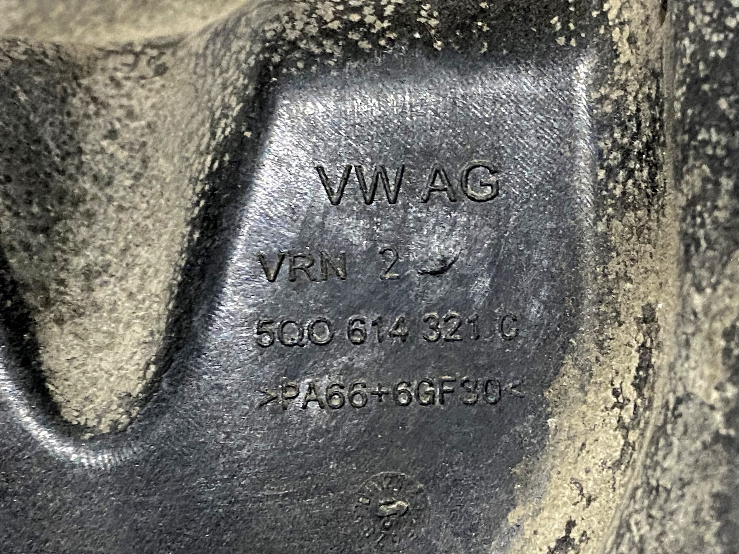 17901118 крышка пыльник блока насоса abs vw passat b8 2016 (3)