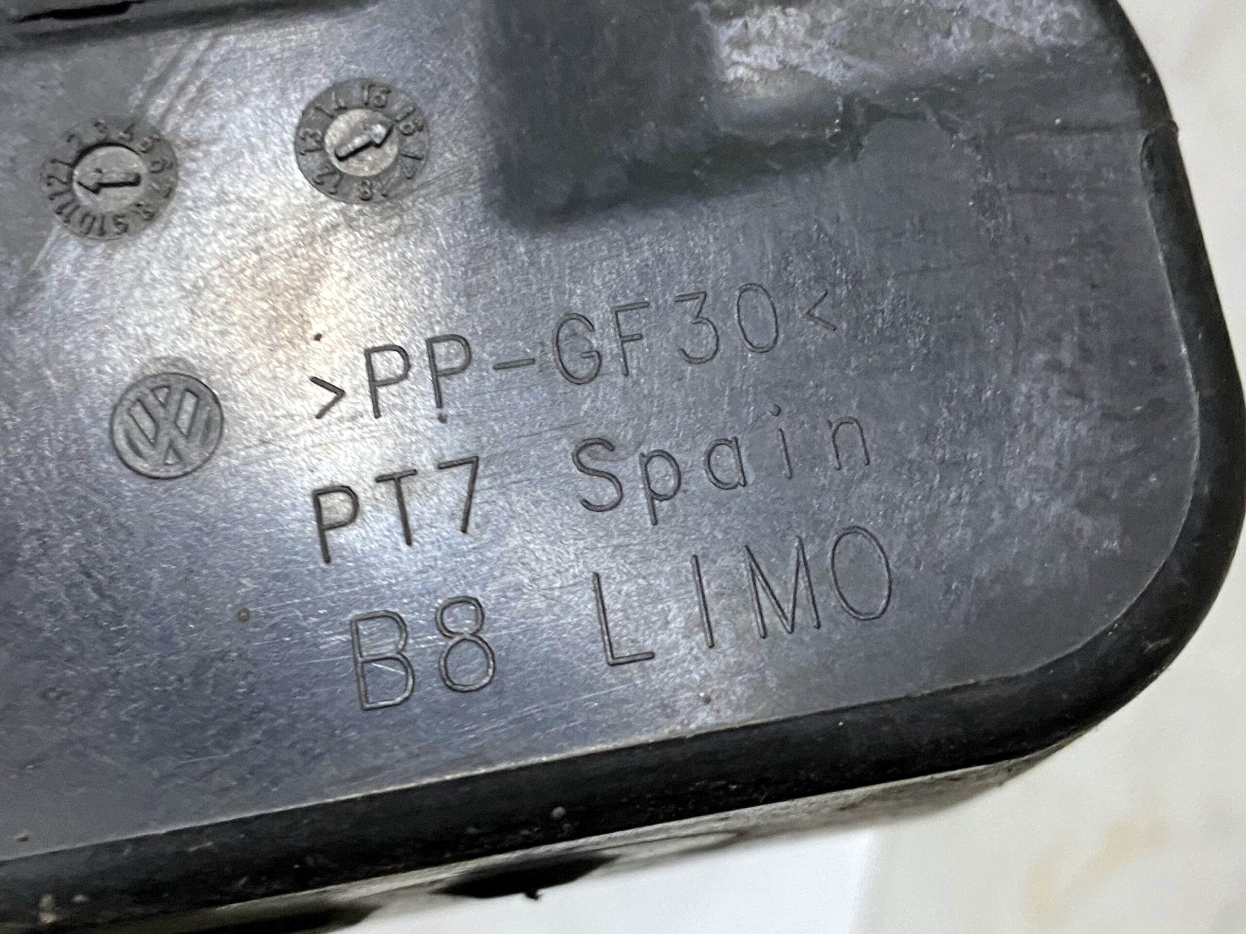 17901126 лючок бензобака vw passat b8 2016 (5)