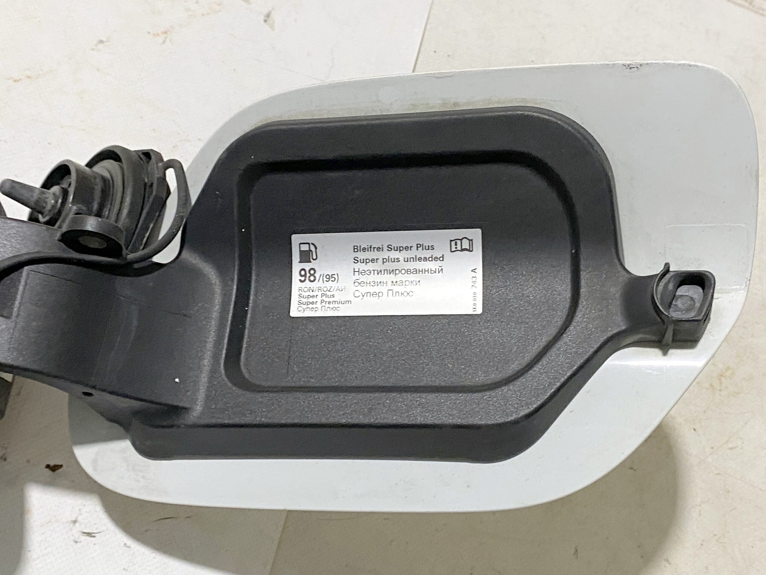 17901126 лючок бензобака vw passat b8 2016 (7)