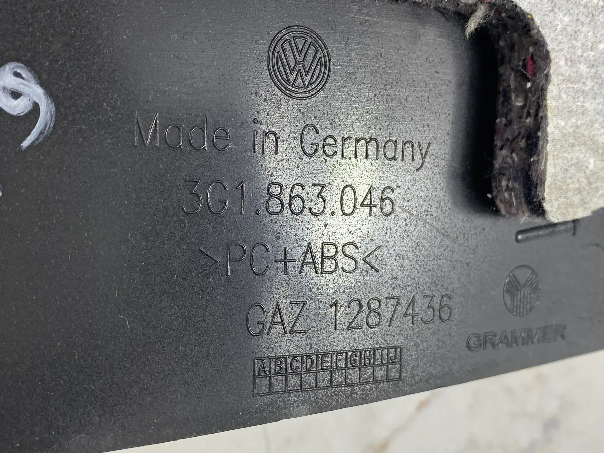 17901141 накладка внутренняя консоли боковая правая vw passat b8 2016 (2)