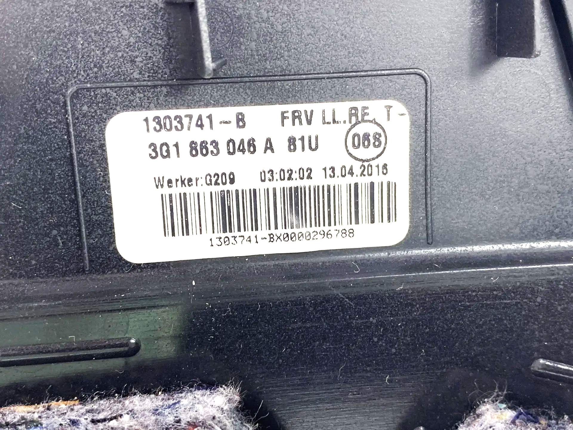 17901141 накладка внутренняя консоли боковая правая vw passat b8 2016 (4)