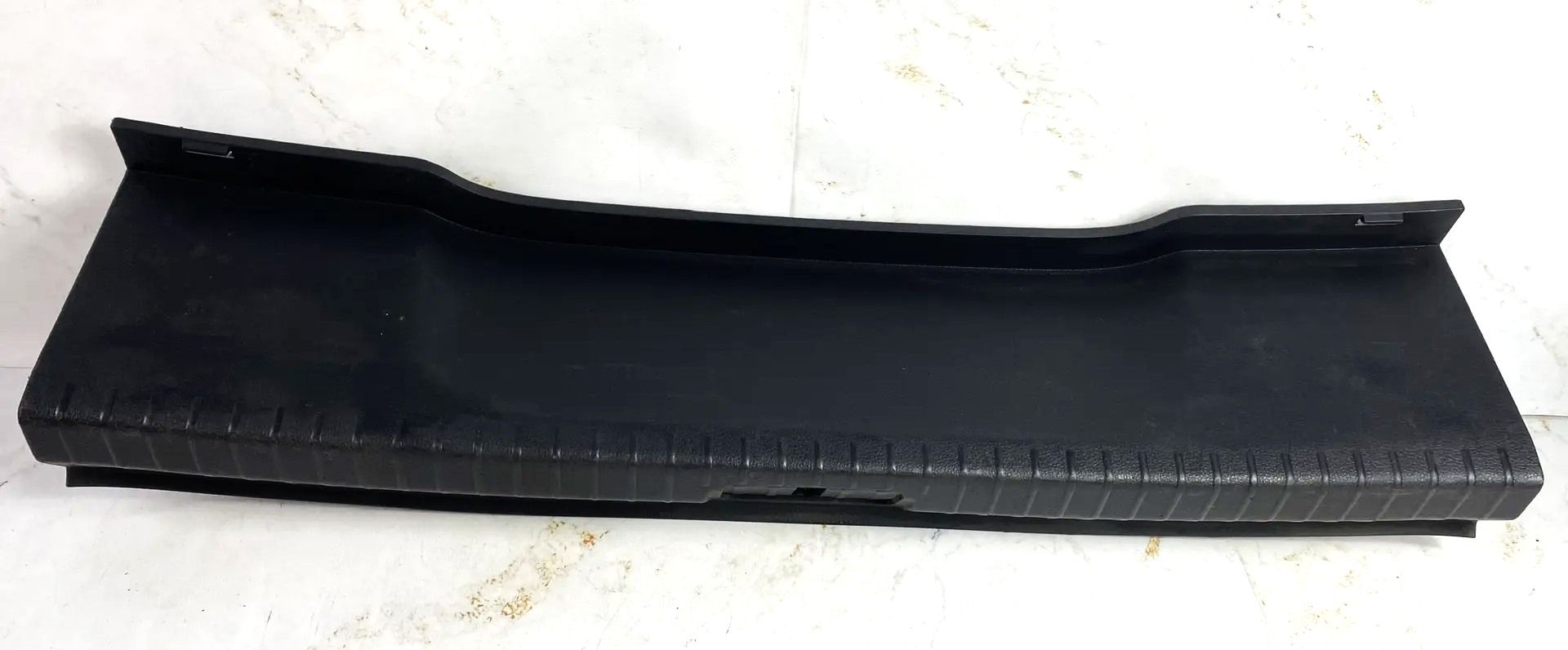 17901143 накладка внутренняя на петлю замка багажника vw passat b8 2016 (1)
