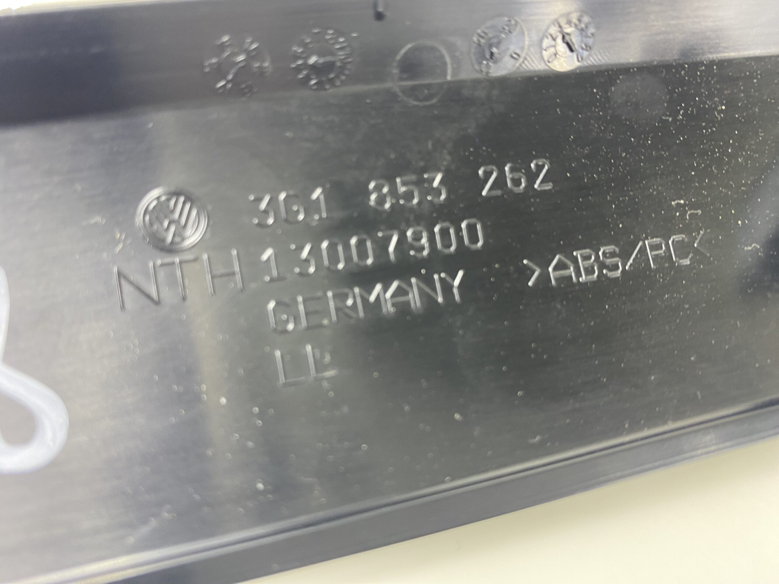 17901147 накладка внутренняя с торпедо декор правая vw passat b8 2016 (15)