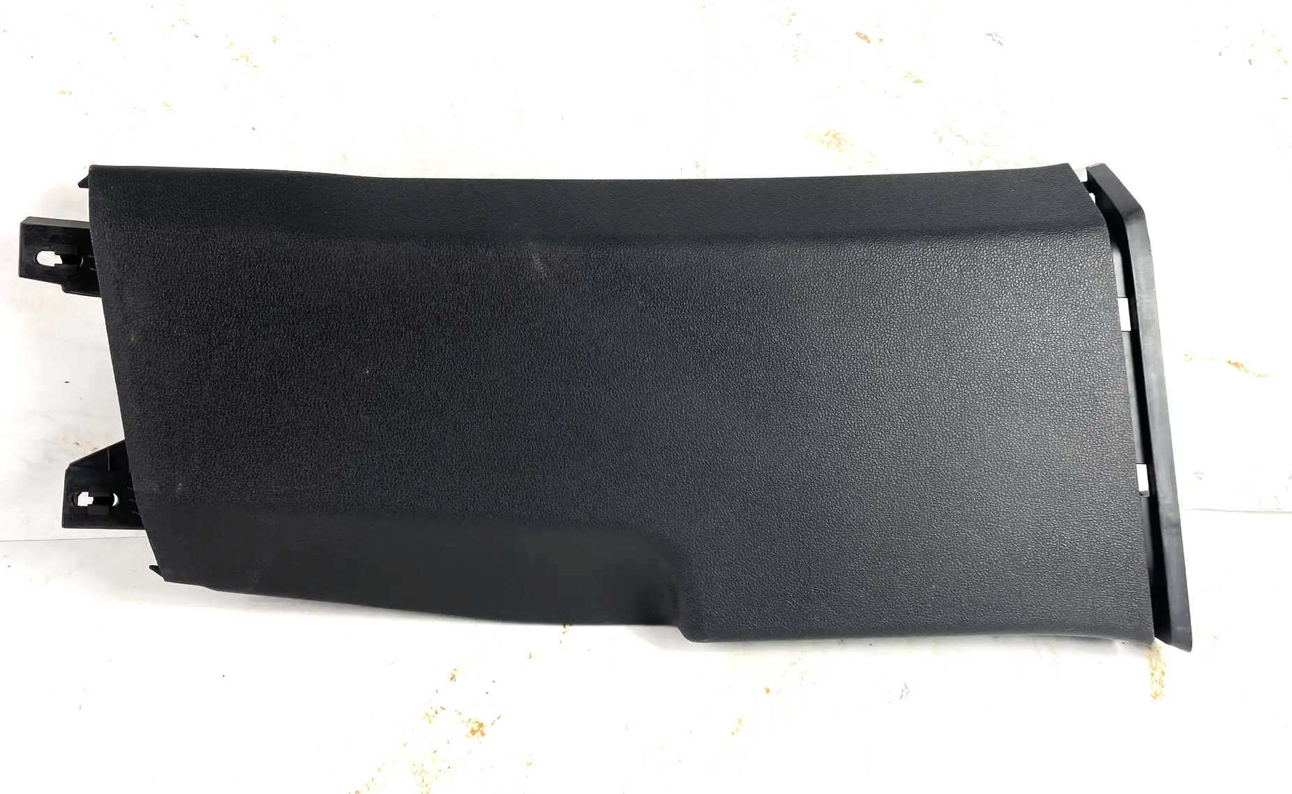 17901151 накладка внутренняя средней стойки нижняя правая vw passat b8 2016 (1)